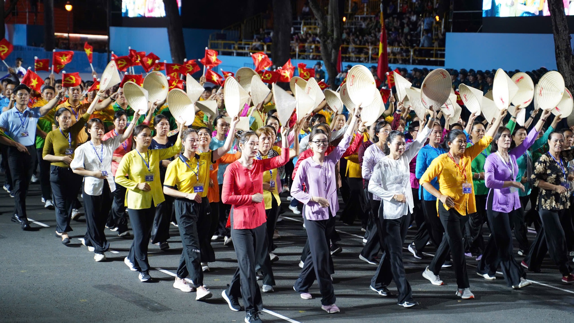 Người d&acirc;n &ugrave;n &ugrave;n đổ về trung t&acirc;m TP.HCM theo d&otilde;i đ&ecirc;m hợp luyện diễu binh, diễu h&agrave;nh- Ảnh 19.