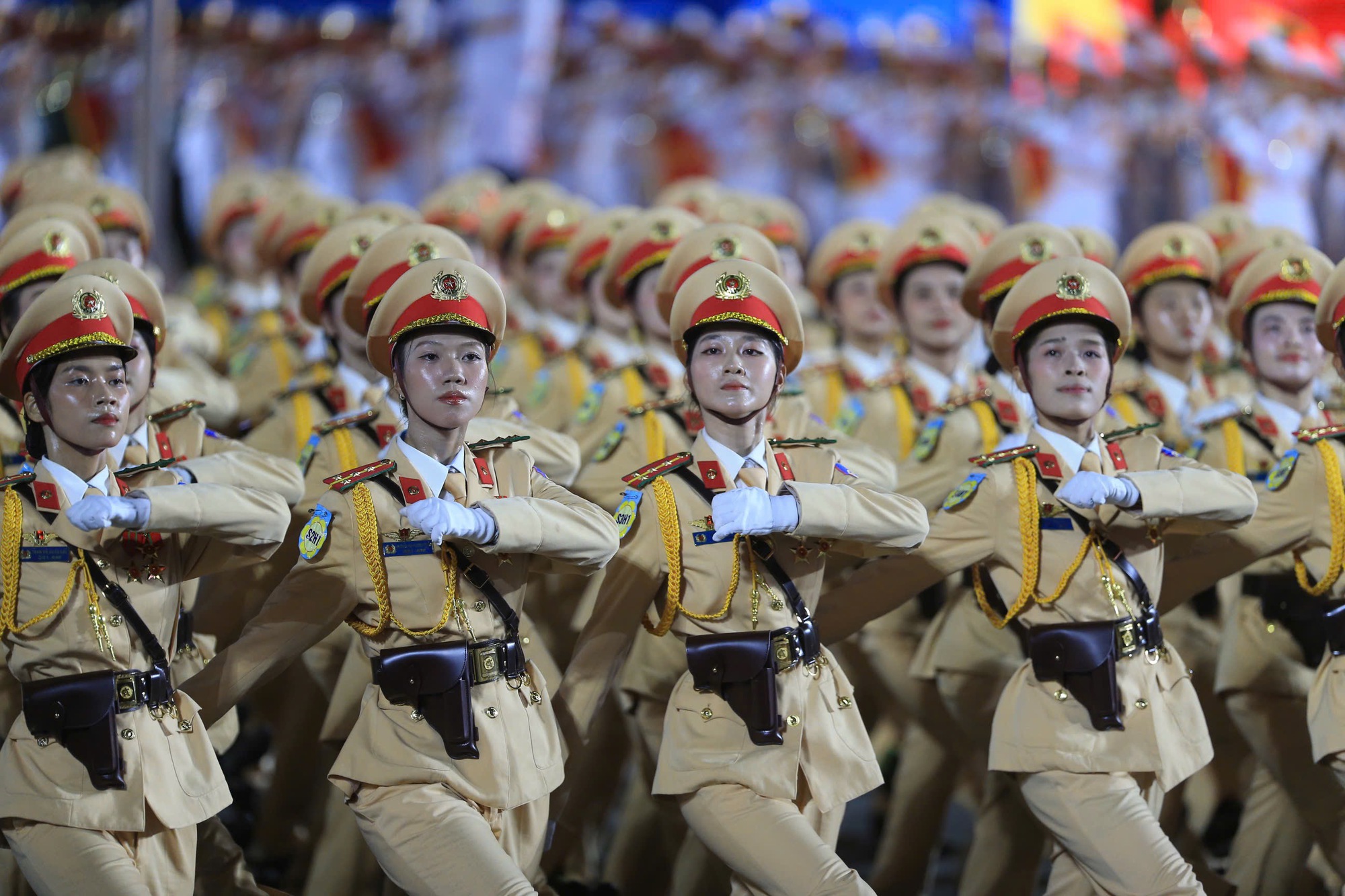 Người d&acirc;n &ugrave;n &ugrave;n đổ về trung t&acirc;m TP.HCM theo d&otilde;i đ&ecirc;m hợp luyện diễu binh, diễu h&agrave;nh- Ảnh 15.