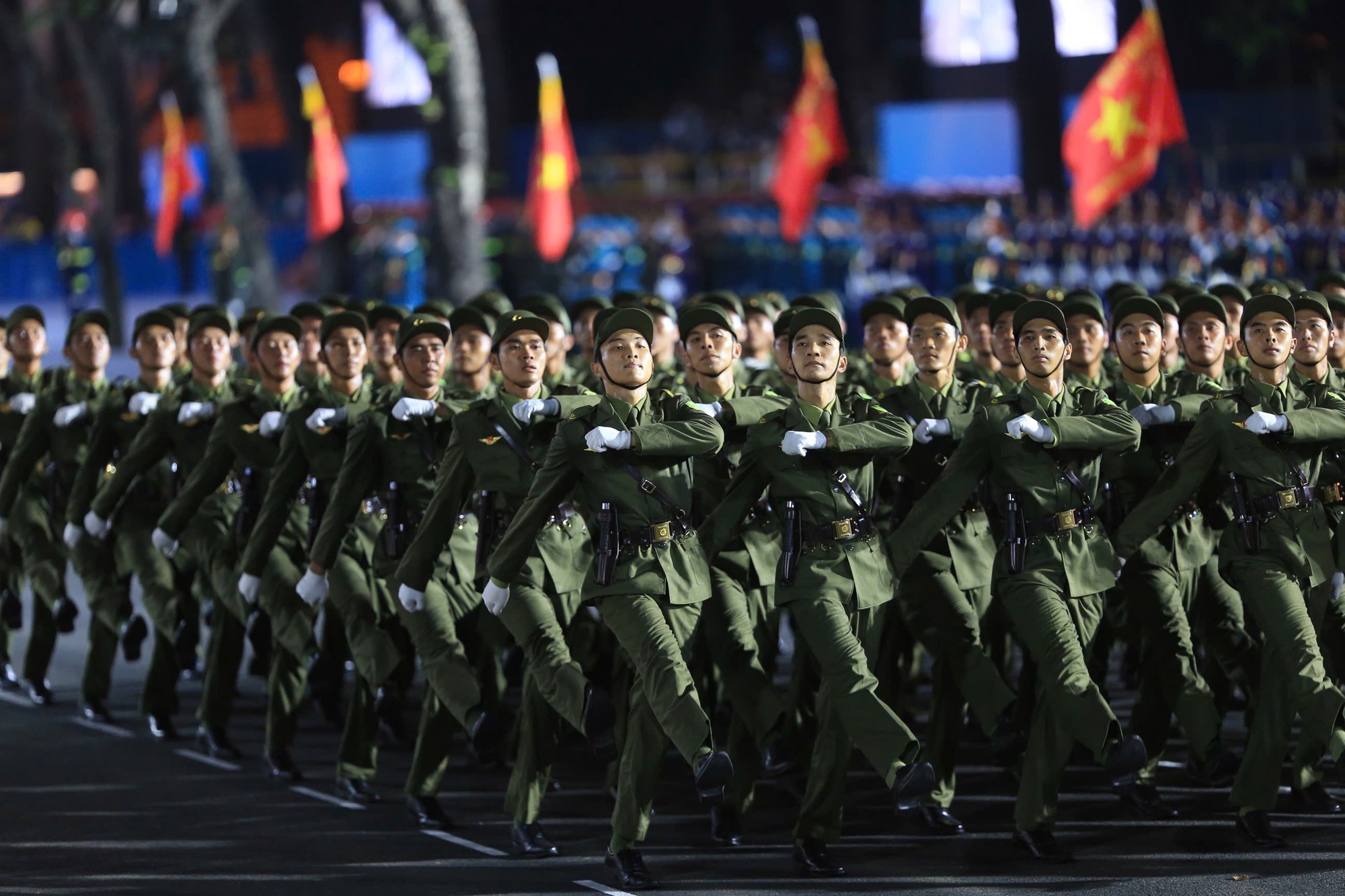 Người d&acirc;n &ugrave;n &ugrave;n đổ về trung t&acirc;m TP.HCM theo d&otilde;i đ&ecirc;m hợp luyện diễu binh, diễu h&agrave;nh- Ảnh 14.