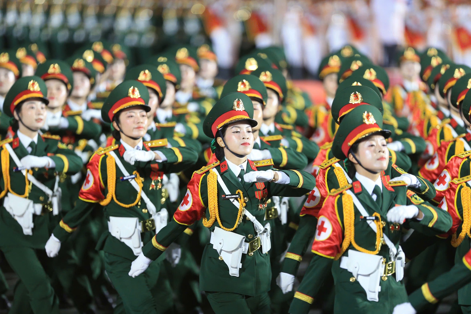 Người d&acirc;n &ugrave;n &ugrave;n đổ về trung t&acirc;m TP.HCM theo d&otilde;i đ&ecirc;m hợp luyện diễu binh, diễu h&agrave;nh- Ảnh 16.