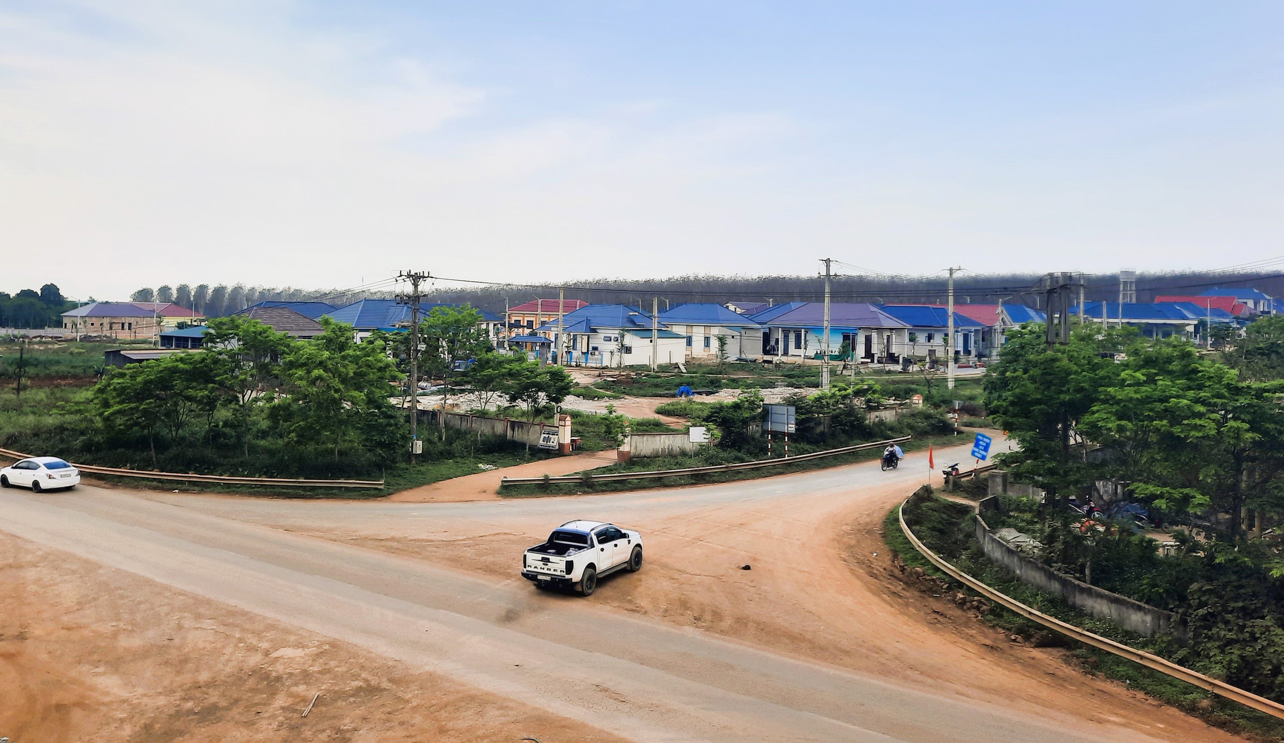 Ngắm những ng&ocirc;i nh&agrave; tiền tỷ tr&ecirc;n phố mới ở Quảng Trị- Ảnh 1.