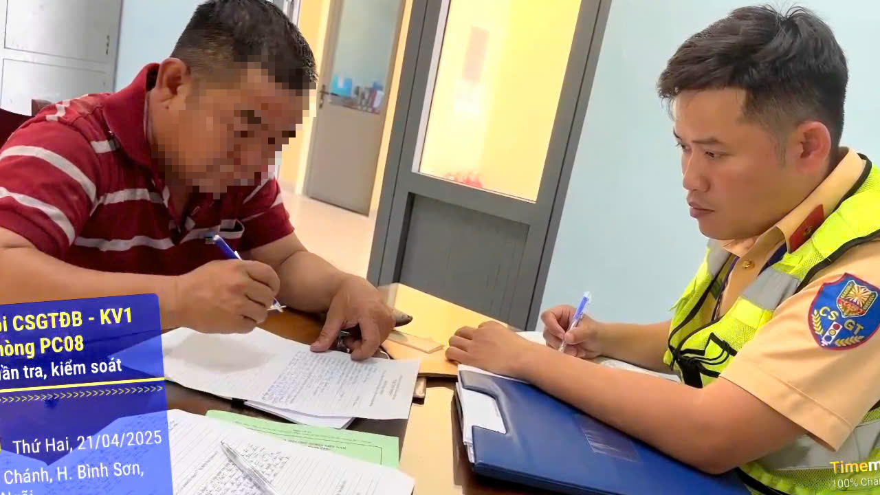 Người dân gửi CSGT clip xe tải đi ngược chiều, tài xế bị phạt nặng- Ảnh 1. Người dân gửi CSGT clip xe tải đi ngược chiều, tài xế bị phạt nặng- Ảnh 1.