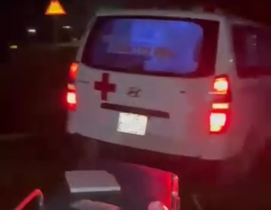 Xe cứu thương lao v&agrave;o nh&agrave; d&acirc;n ở Quảng Trị, 1 điều dưỡng bị thương- Ảnh 1.