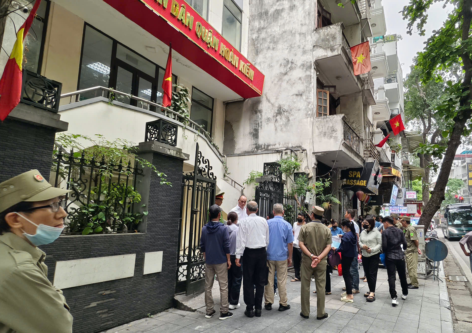 H&agrave; Nội: X&eacute;t xử nữ "qu&aacute;i xế" v&agrave; 23 bị c&aacute;o trong vụ t&ocirc;ng chết c&ocirc; g&aacute;i dừng đ&egrave;n đỏ- Ảnh 1.