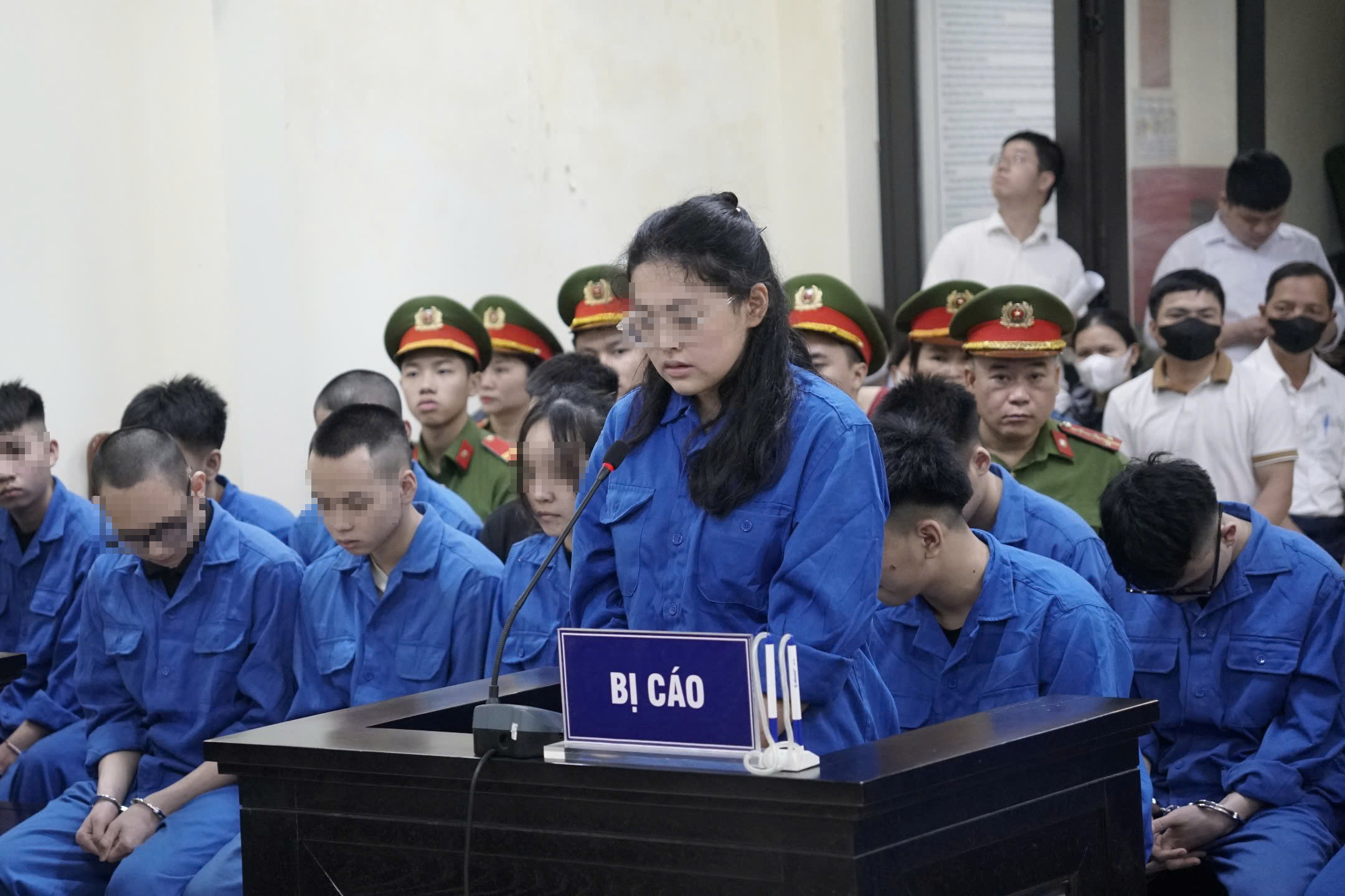 H&agrave;ng trăm người theo d&otilde;i phi&ecirc;n xử nh&oacute;m "qu&aacute;i xế" t&ocirc;ng chết c&ocirc; g&aacute;i dừng đ&egrave;n đỏ- Ảnh 6.