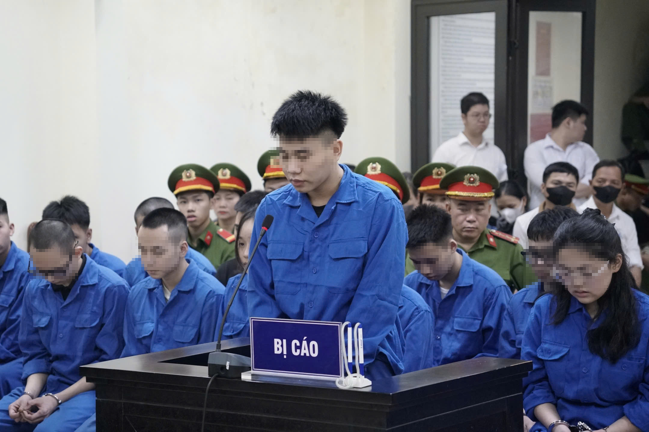 H&agrave;ng trăm người theo d&otilde;i phi&ecirc;n xử nh&oacute;m "qu&aacute;i xế" t&ocirc;ng chết c&ocirc; g&aacute;i dừng đ&egrave;n đỏ- Ảnh 9.