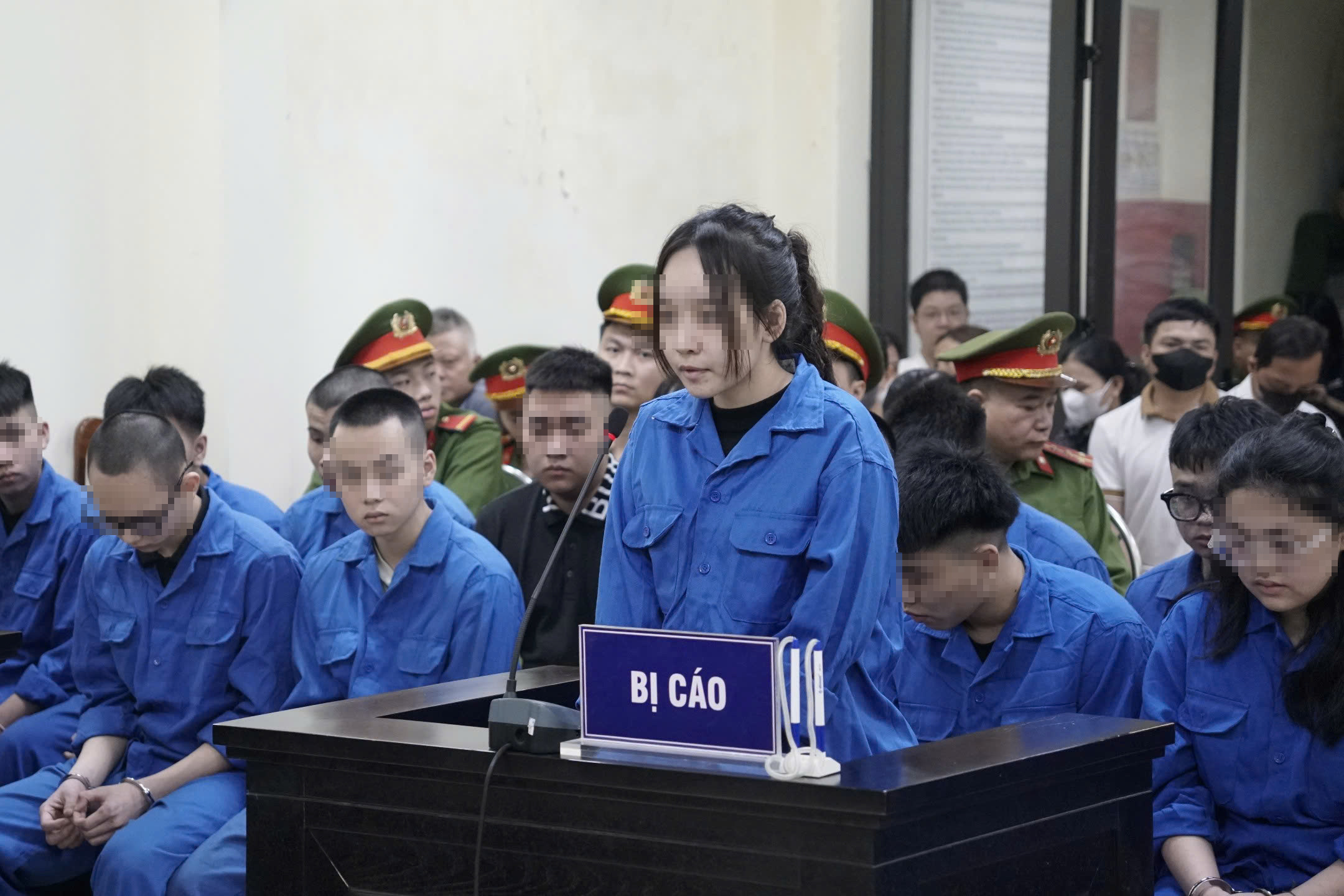 H&agrave;ng trăm người theo d&otilde;i phi&ecirc;n xử nh&oacute;m "qu&aacute;i xế" t&ocirc;ng chết c&ocirc; g&aacute;i dừng đ&egrave;n đỏ- Ảnh 8.