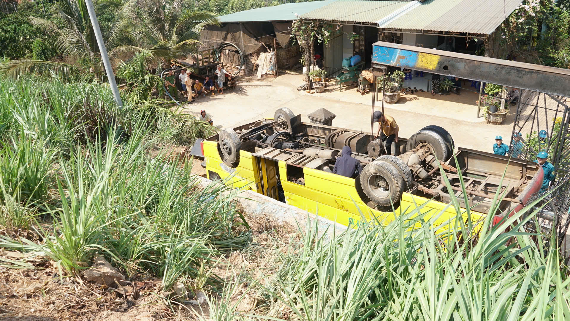 Vụ lật xe chở học sinh tại Gia Lai: Nh&acirc;n chứng b&agrave;ng ho&agrave;ng gi&acirc;y ph&uacute;t ph&aacute; cửa cứu nạn nh&acirc;n- Ảnh 3.