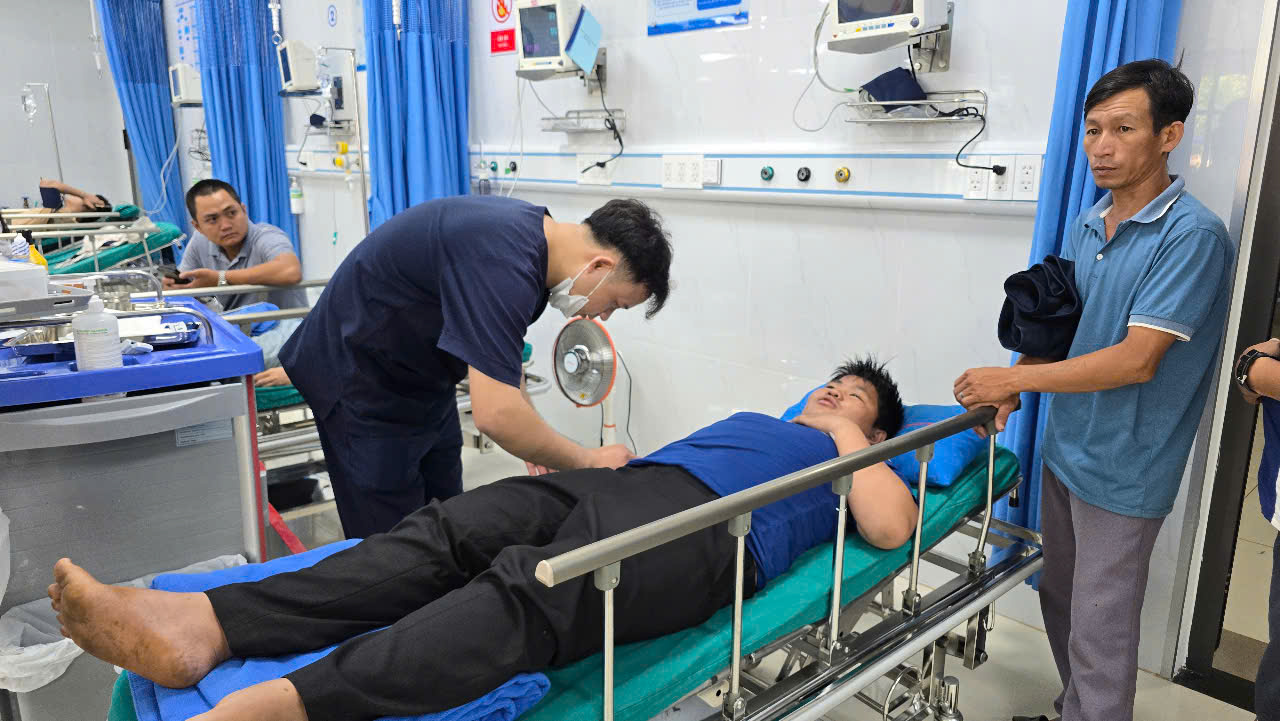 Vụ lật xe chở học sinh tại Gia Lai: Nh&acirc;n chứng b&agrave;ng ho&agrave;ng gi&acirc;y ph&uacute;t ph&aacute; cửa cứu nạn nh&acirc;n- Ảnh 2.