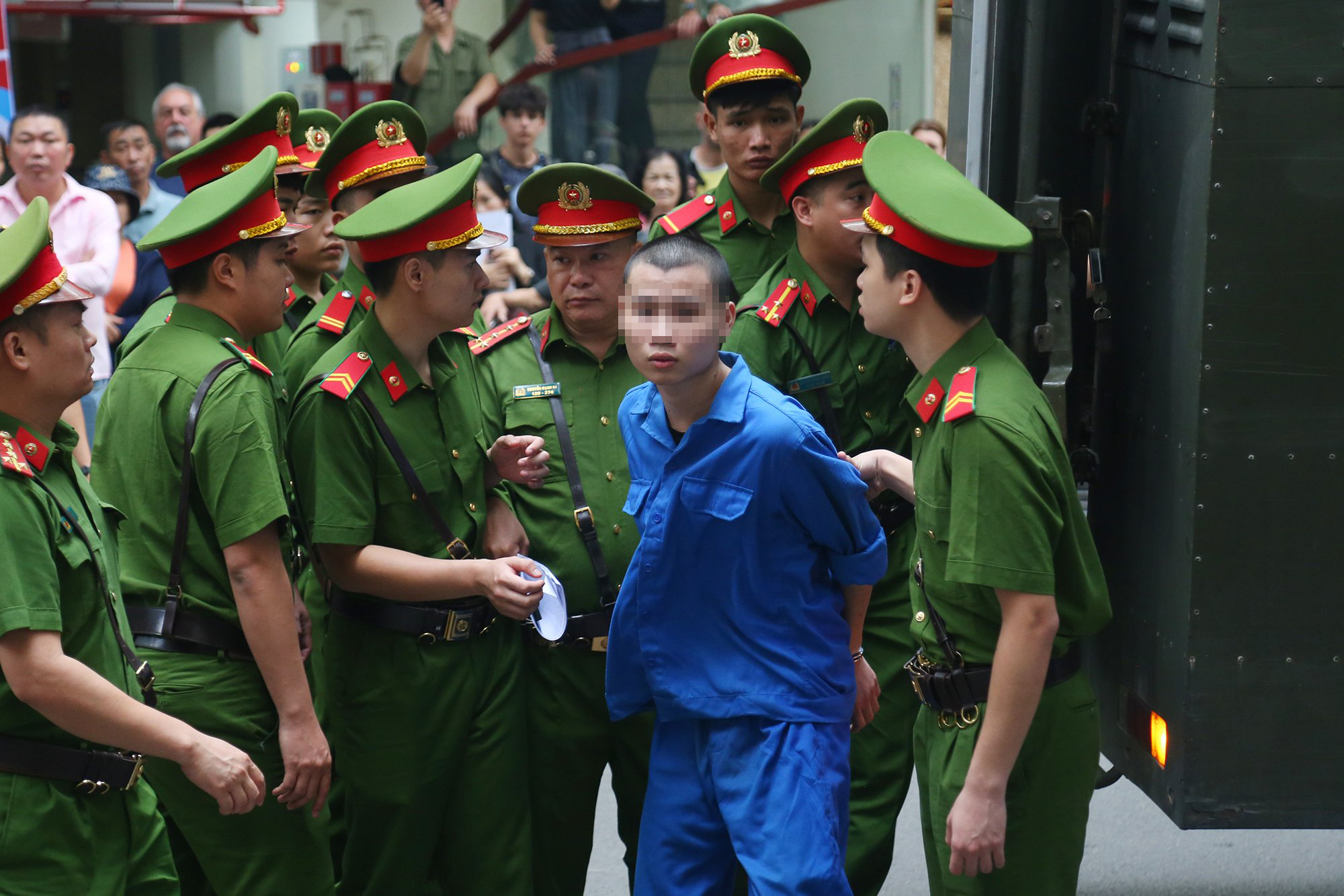 H&agrave;ng trăm người theo d&otilde;i phi&ecirc;n xử nh&oacute;m "qu&aacute;i xế" t&ocirc;ng chết c&ocirc; g&aacute;i dừng đ&egrave;n đỏ- Ảnh 1.