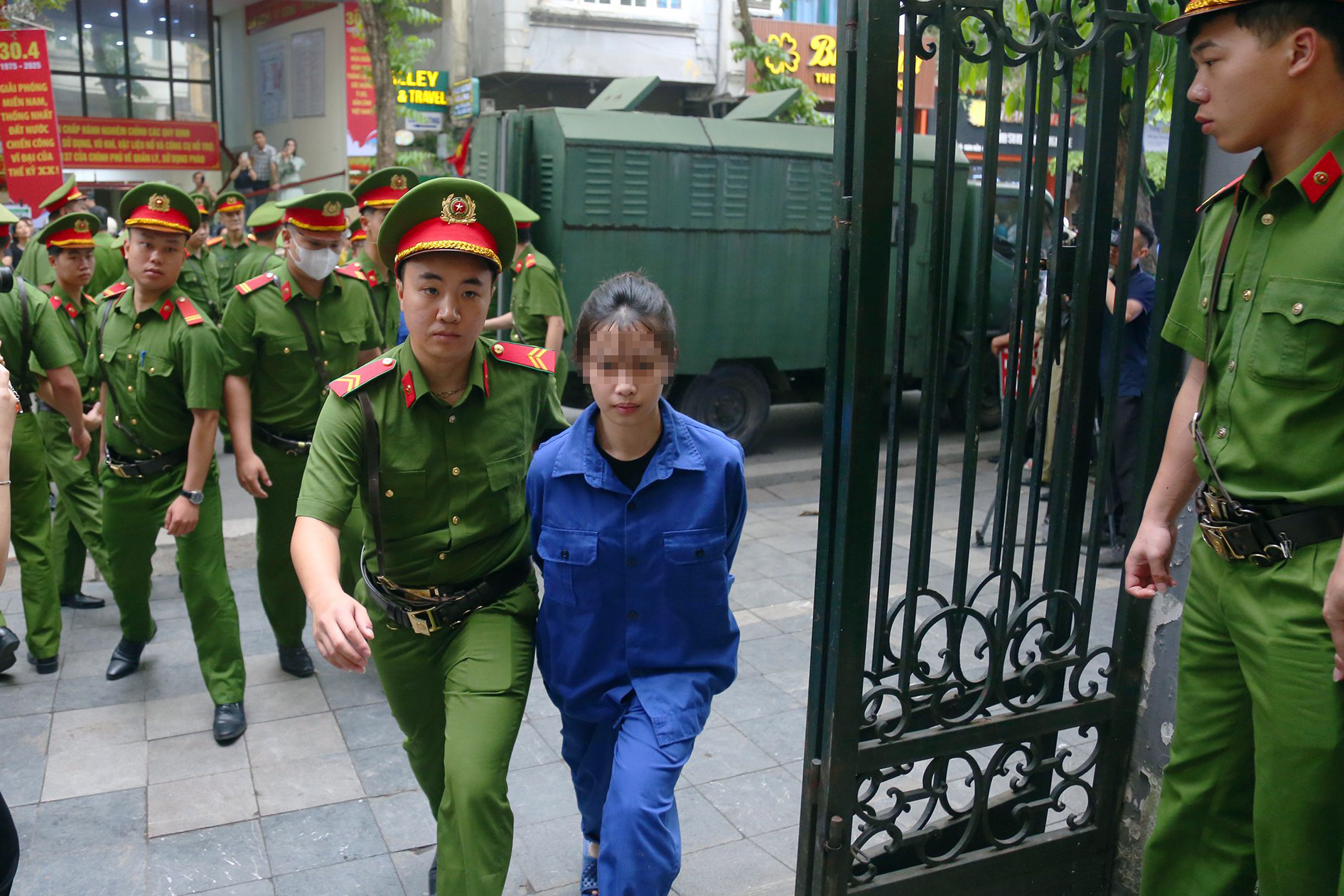 H&agrave;ng trăm người theo d&otilde;i phi&ecirc;n xử nh&oacute;m "qu&aacute;i xế" t&ocirc;ng chết c&ocirc; g&aacute;i dừng đ&egrave;n đỏ- Ảnh 5.