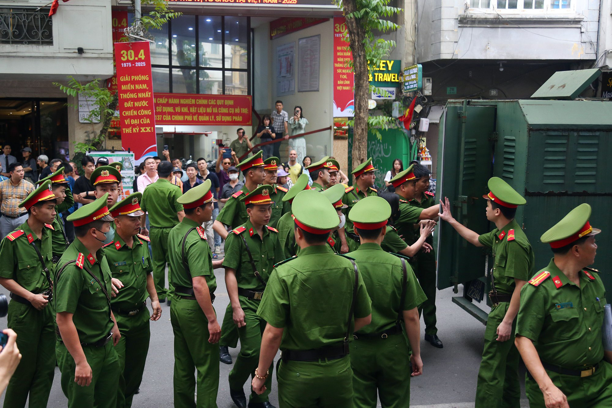 H&agrave;ng trăm người theo d&otilde;i phi&ecirc;n xử nh&oacute;m "qu&aacute;i xế" t&ocirc;ng chết c&ocirc; g&aacute;i dừng đ&egrave;n đỏ- Ảnh 2.