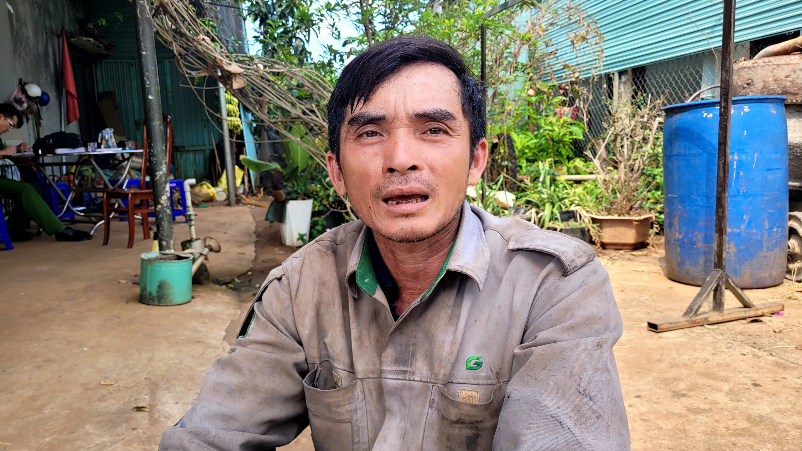 Vụ lật xe chở học sinh tại Gia Lai: Nh&acirc;n chứng b&agrave;ng ho&agrave;ng gi&acirc;y ph&uacute;t ph&aacute; cửa cứu nạn nh&acirc;n- Ảnh 1.