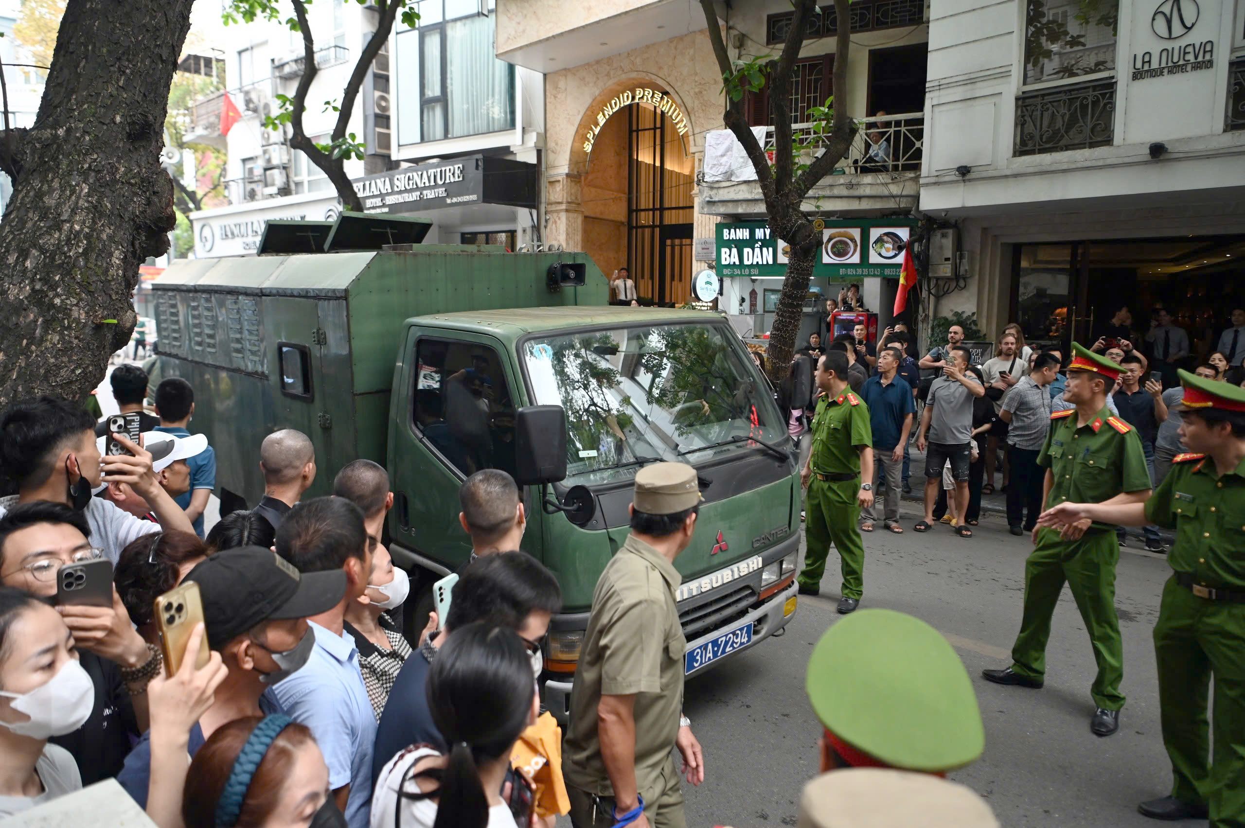 H&agrave;ng trăm người theo d&otilde;i phi&ecirc;n xử nh&oacute;m "qu&aacute;i xế" t&ocirc;ng chết c&ocirc; g&aacute;i dừng đ&egrave;n đỏ- Ảnh 3.