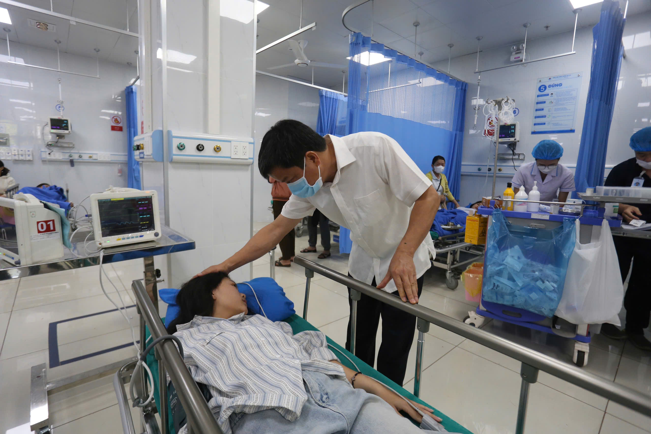 Vụ lật xe chở học sinh ở Gia Lai: Sức khỏe c&aacute;c nạn nh&acirc;n trong tầm kiểm so&aacute;t- Ảnh 1.