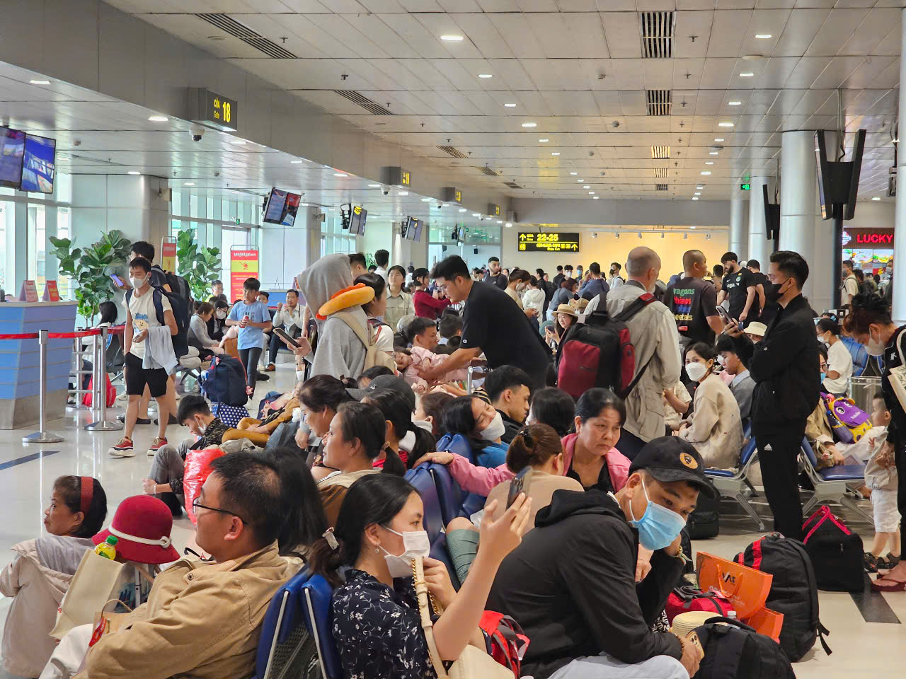 Nguyên nhân nào khiến nhiều chuyến bay ở Tân Sơn Nhất bị trễ những ngày qua?- Ảnh 1. Nguyên nhân nào khiến nhiều chuyến bay ở Tân Sơn Nhất bị trễ những ngày qua?- Ảnh 1.