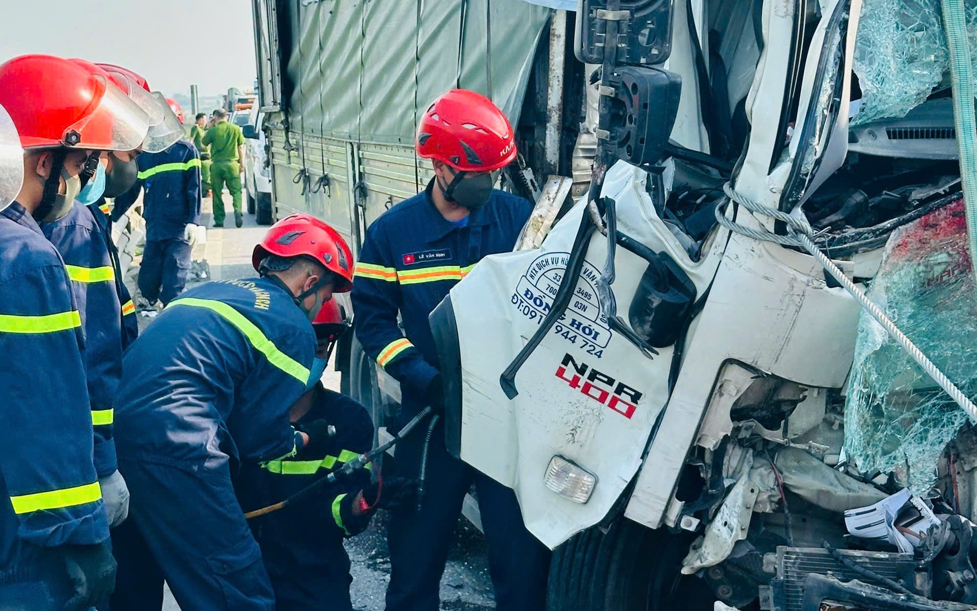 Bản tin TNGT 23/4: Hai &ocirc; t&ocirc; tải va chạm tr&ecirc;n cao tốc, t&agrave;i xế v&agrave; phụ xe tử vong thương t&acirc;m