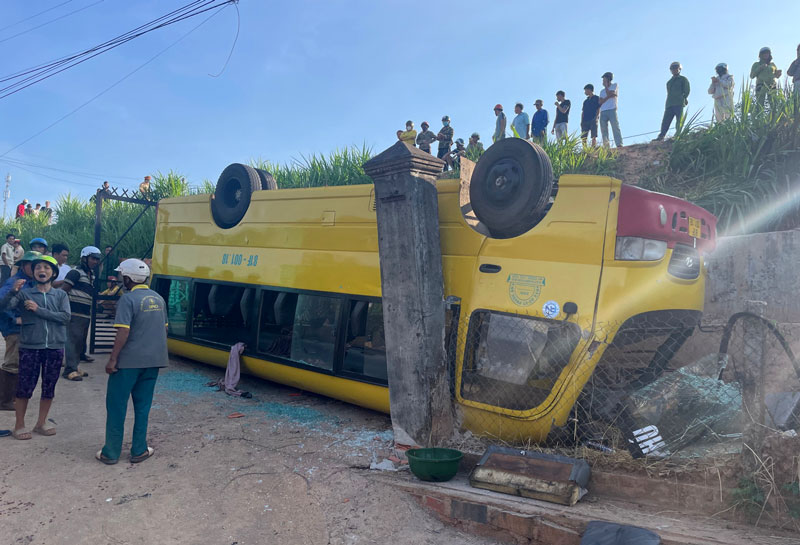 Hiện trường vụ lật xe chở 20 học sinh ở Gia Lai. Hiện trường vụ lật xe chở 20 học sinh ở Gia Lai.