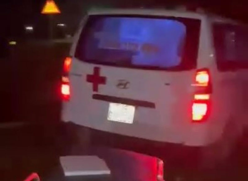 Hình ảnh chiếc xe cứu thương chở bệnh nhân lao vào bên quốc lộ 1 (Ảnh cắt từ clip). Hình ảnh chiếc xe cứu thương chở bệnh nhân lao vào bên quốc lộ 1 (Ảnh cắt từ clip).