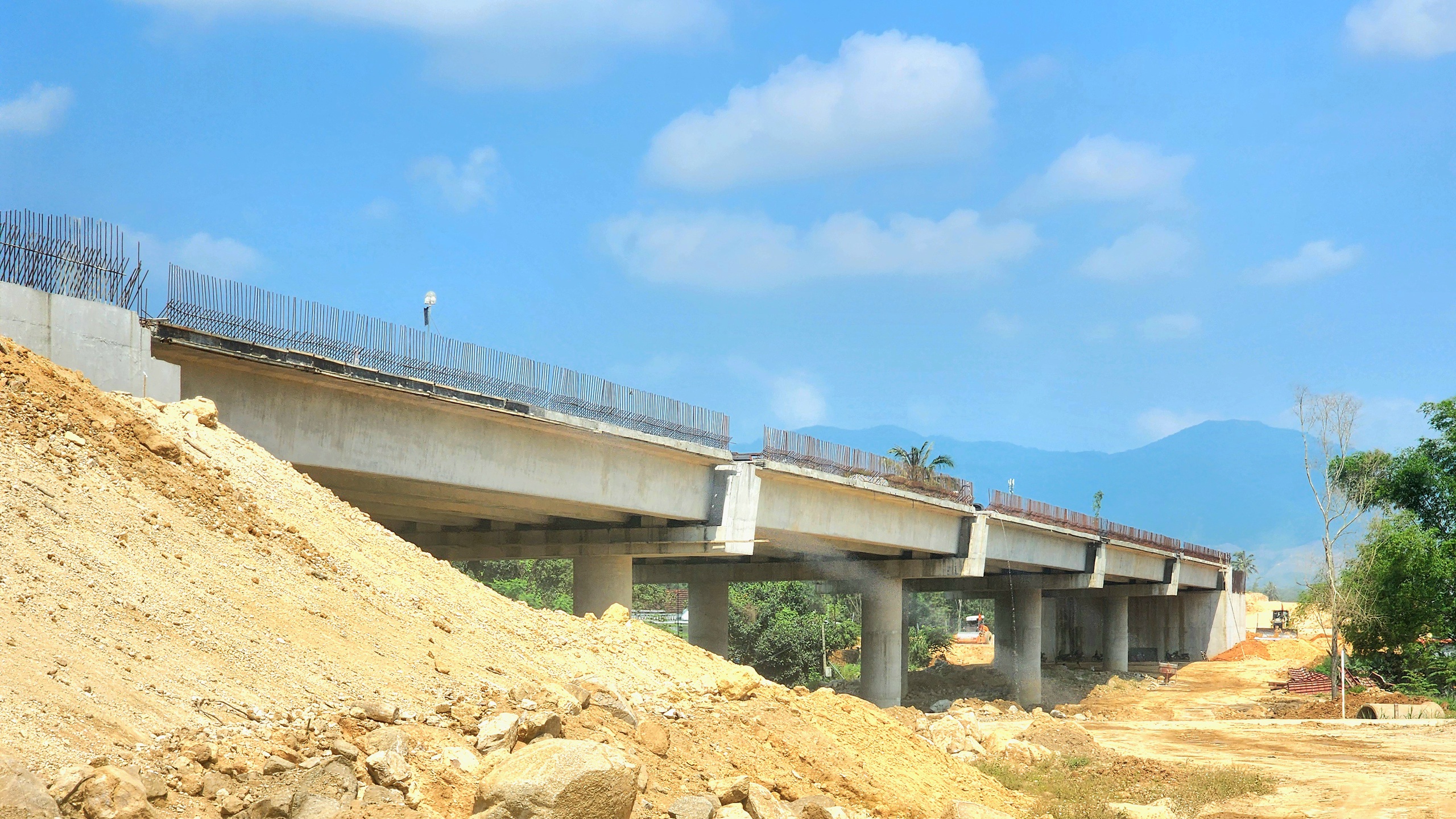 H&igrave;nh h&agrave;i 77 cầu tr&ecirc;n tuyến cao tốc Quảng Ng&atilde;i - Ho&agrave;i Nhơn- Ảnh 16.
