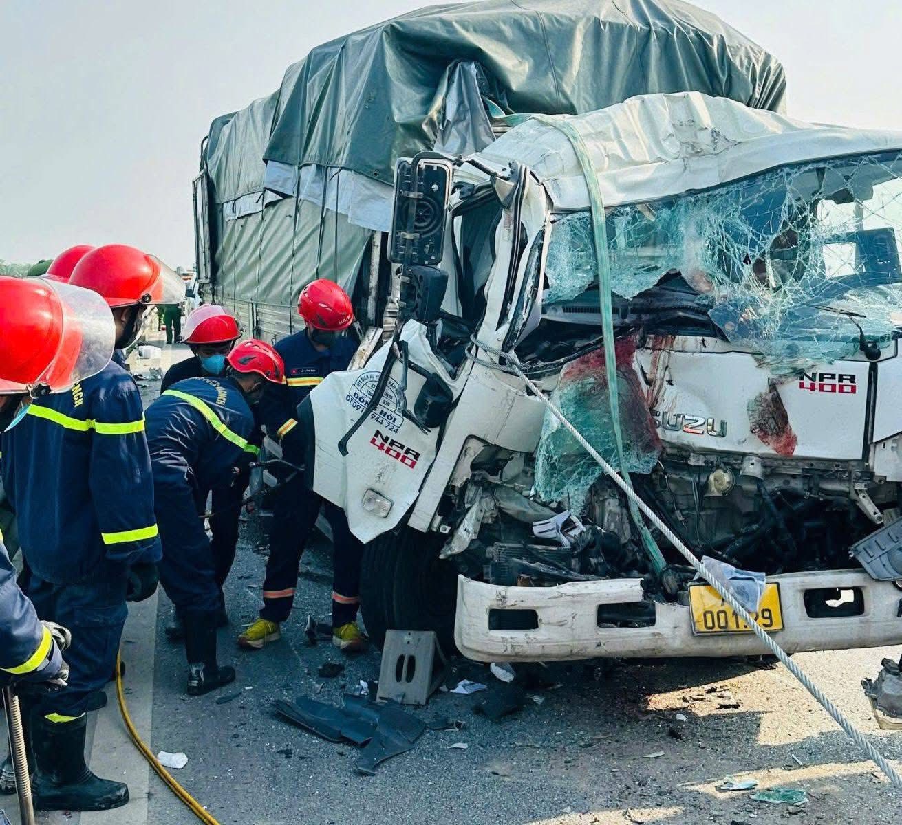 Hai xe tải đối đầu l&agrave;m 2 người tử vong tr&ecirc;n cao tốc Mai Sơn - QL45 c&oacute; c&ograve;n hạn đăng kiểm?- Ảnh 1.