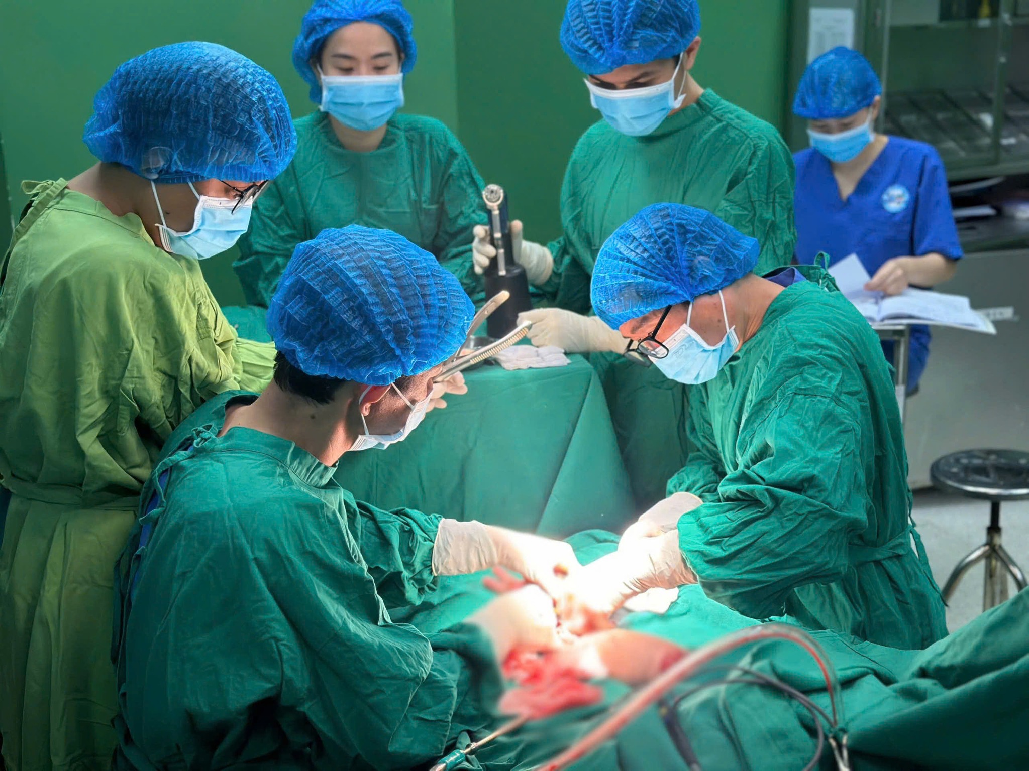 Gia Lai: Nhiều học sinh xuất viện sau vụ lật xe tr&ecirc;n quốc lộ 19- Ảnh 2.