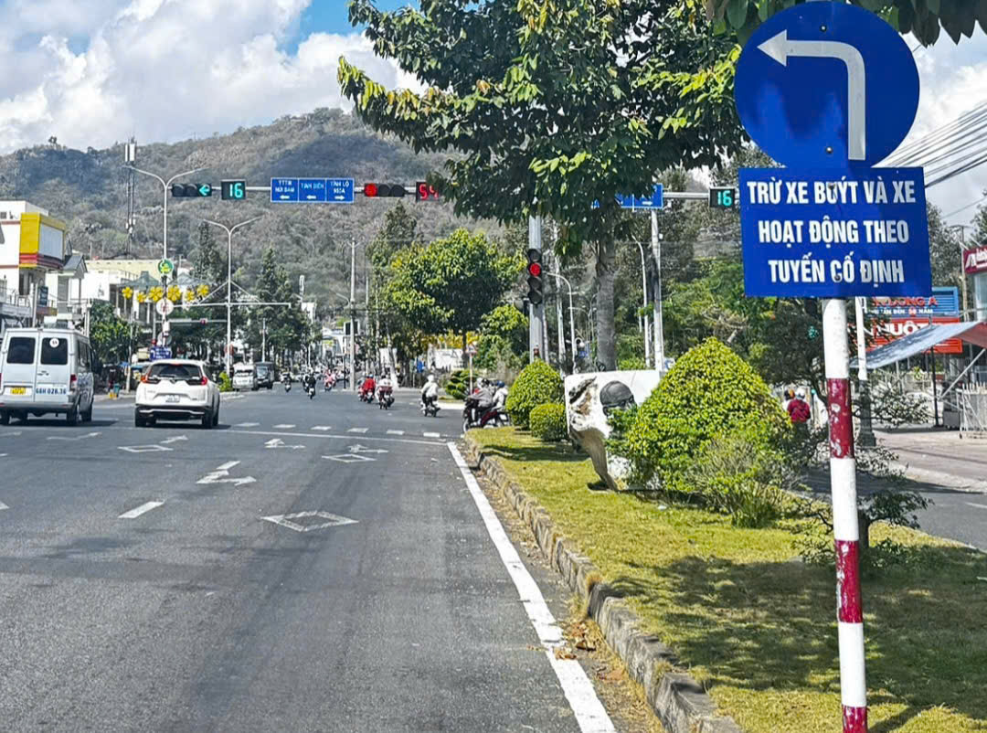 Kỳ lạ biển báo "tự mọc" rồi "tự biến mất" trên đường vào Miếu Bà Chúa xứ núi Sam- Ảnh 3. Kỳ lạ biển báo "tự mọc" rồi "tự biến mất" trên đường vào Miếu Bà Chúa xứ núi Sam- Ảnh 3.