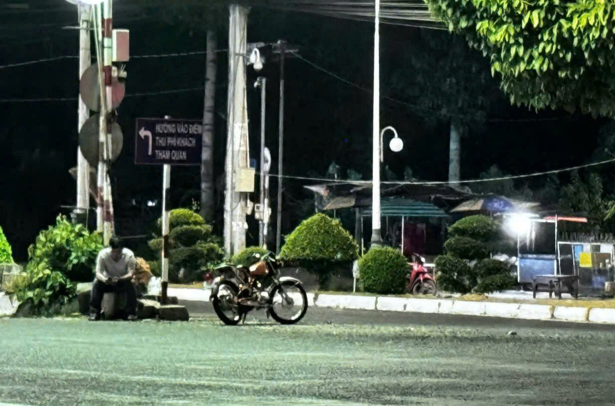 Kỳ lạ biển báo "tự mọc" rồi "tự biến mất" trên đường vào Miếu Bà Chúa xứ núi Sam- Ảnh 2. Kỳ lạ biển báo "tự mọc" rồi "tự biến mất" trên đường vào Miếu Bà Chúa xứ núi Sam- Ảnh 2.