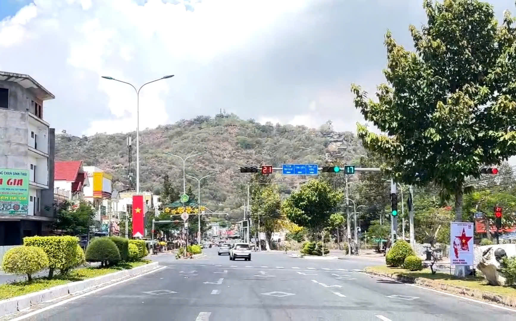 Kỳ lạ biển báo "tự mọc" rồi "tự biến mất" trên đường vào Miếu Bà Chúa xứ núi Sam- Ảnh 4. Kỳ lạ biển báo "tự mọc" rồi "tự biến mất" trên đường vào Miếu Bà Chúa xứ núi Sam- Ảnh 4.