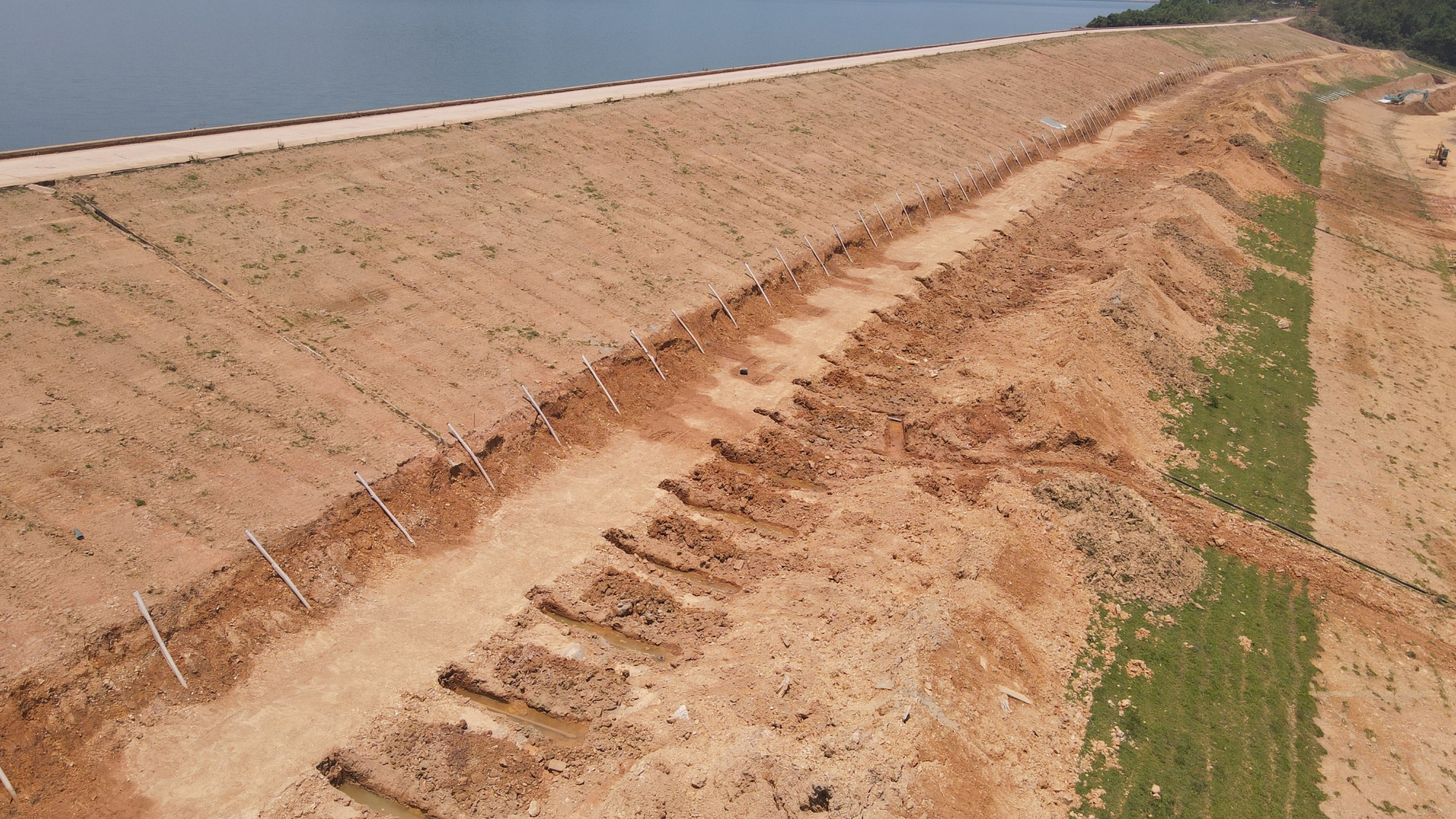 Đại thủy nông Kẻ Gỗ được nâng cấp, sửa chữa thế nào?- Ảnh 6. Đại thủy nông Kẻ Gỗ được nâng cấp, sửa chữa thế nào?- Ảnh 6.