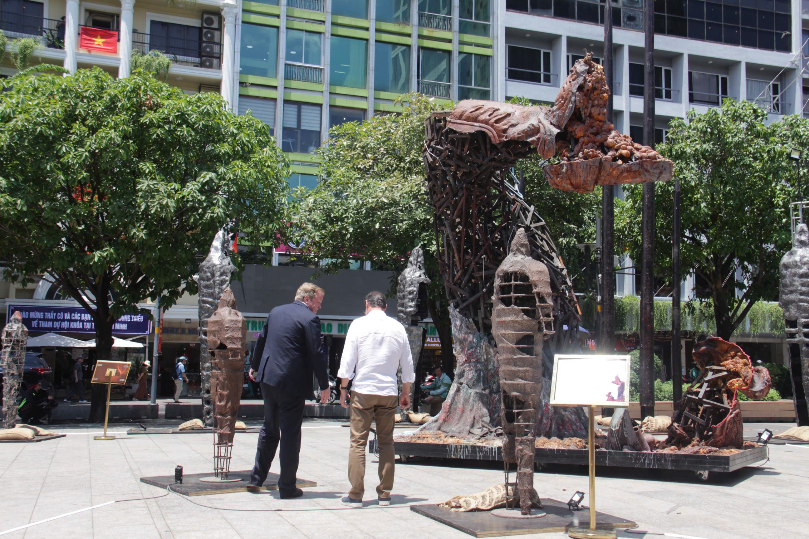 Ấn tượng triển l&atilde;m đi&ecirc;u khắc "Từ chiến thắng Bạch Đằng đến Đại thắng 30/4/1975"- Ảnh 10.