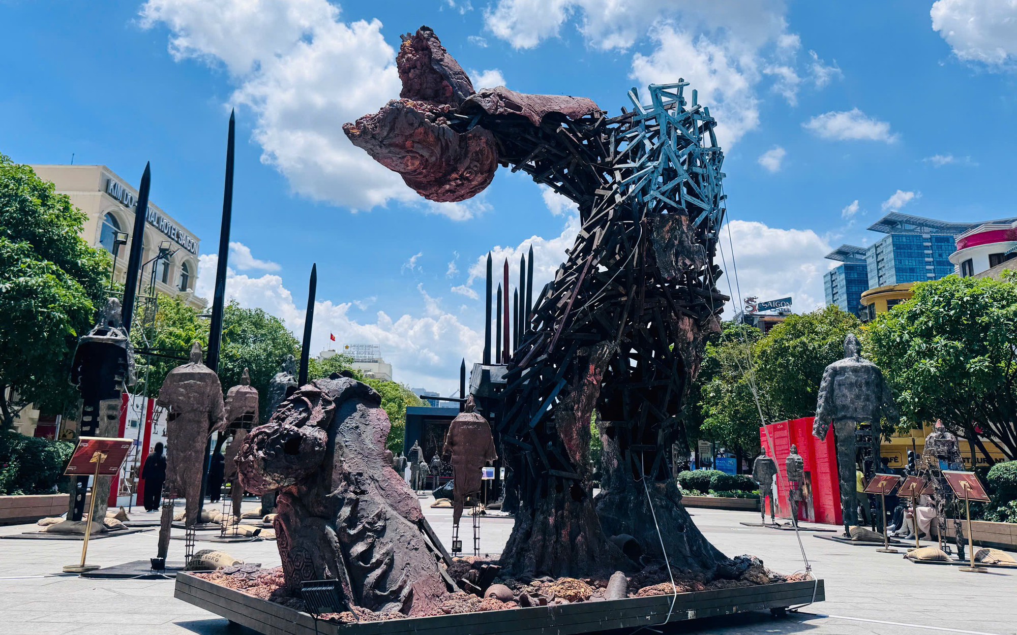 Ấn tượng triển l&atilde;m đi&ecirc;u khắc 'Từ chiến thắng Bạch Đằng đến Đại thắng 30/4/1975'