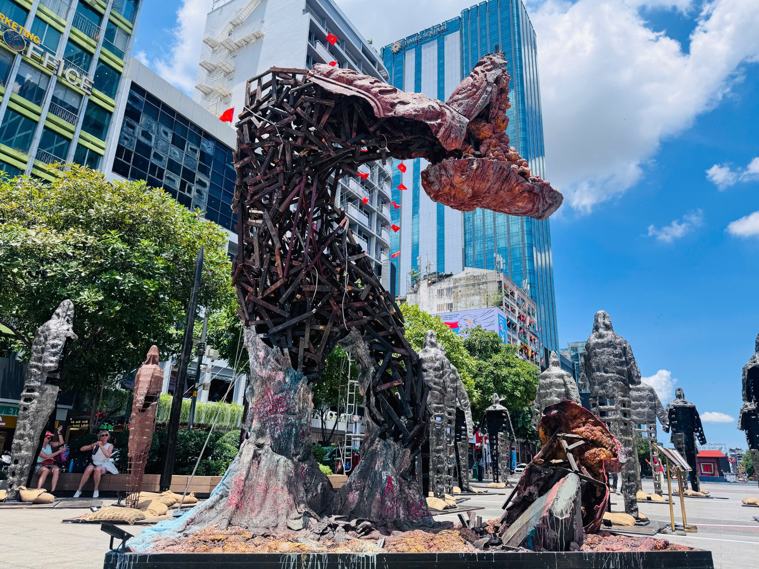 Ấn tượng triển l&atilde;m đi&ecirc;u khắc "Từ chiến thắng Bạch Đằng đến Đại thắng 30/4/1975"- Ảnh 9.