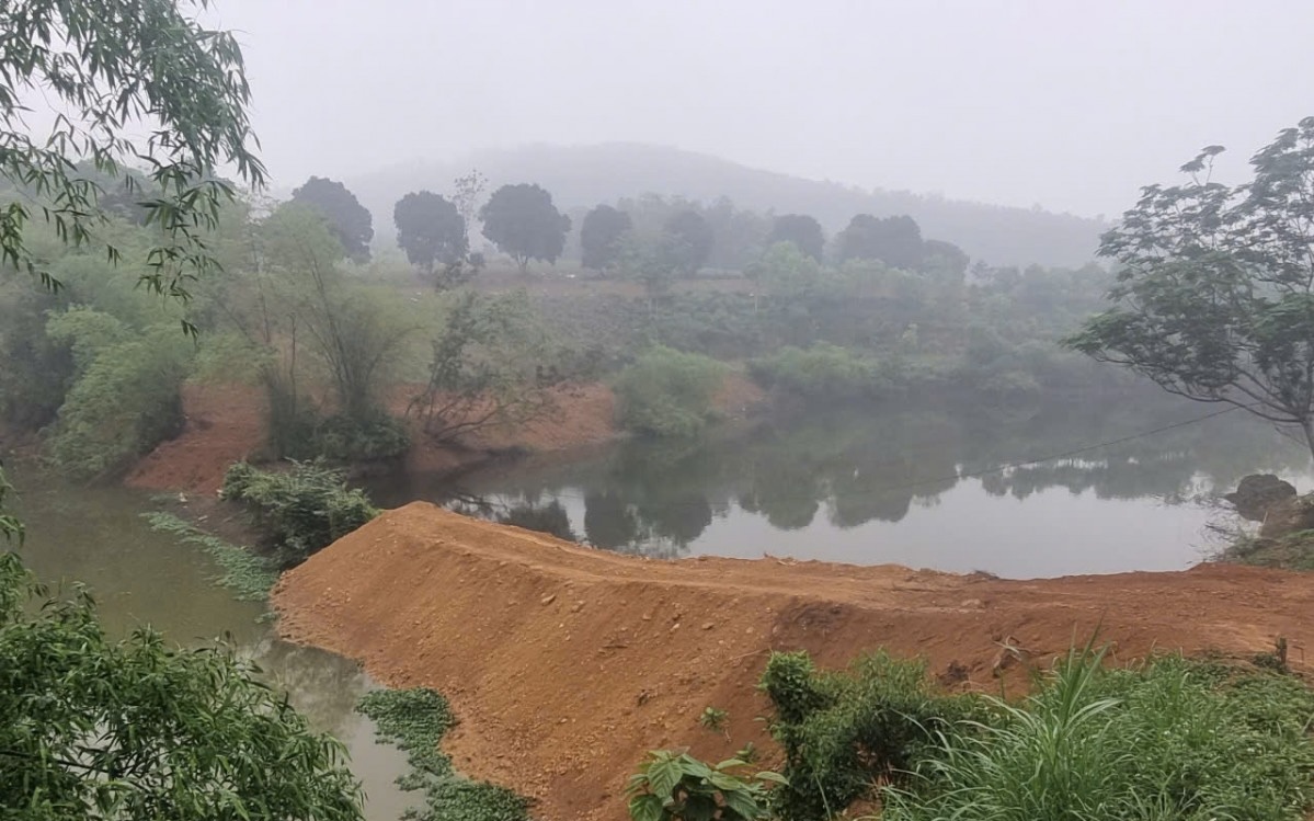 Chủ tịch H&agrave; Nội giao huyện Ba V&igrave; kiểm tra việc người d&acirc;n san lấp tr&aacute;i ph&eacute;p tại hồ Đầm