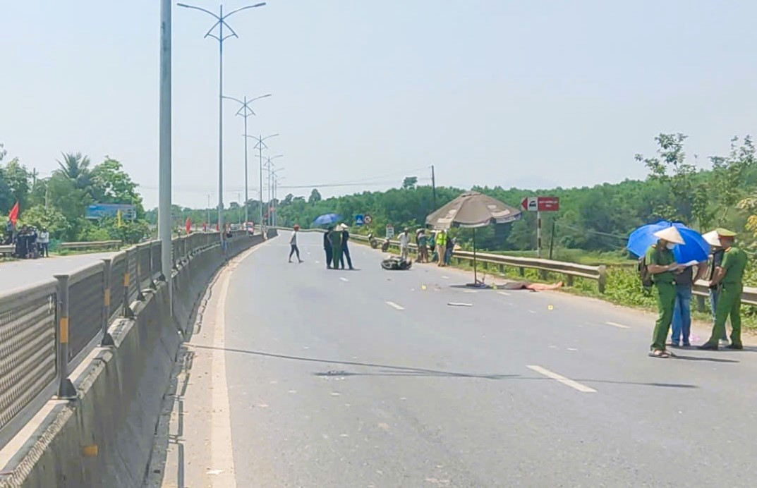 Tai nạn tr&ecirc;n quốc lộ 1 qua Quảng Trị, người đi xe m&aacute;y tử vong thương t&acirc;m- Ảnh 1.