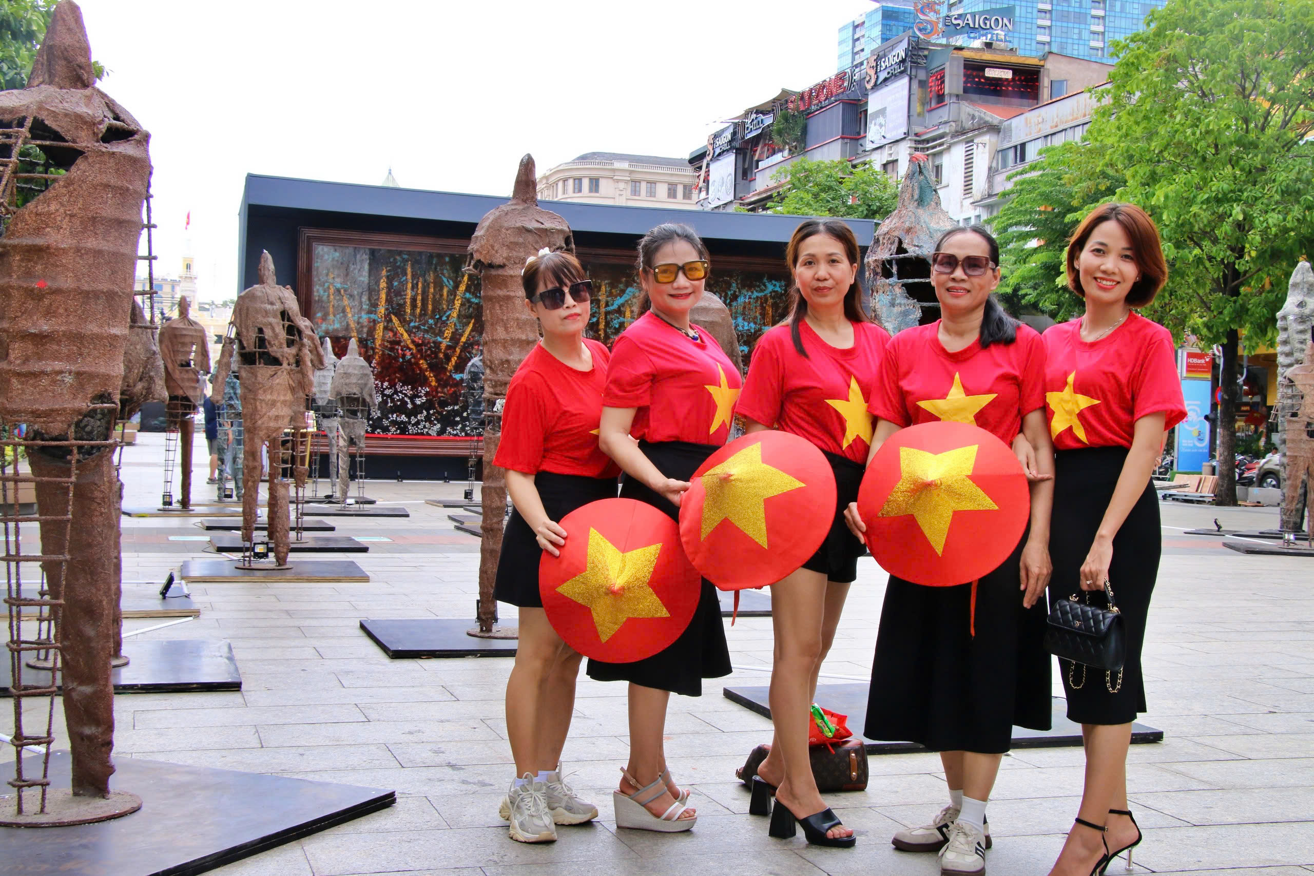 Ấn tượng triển l&atilde;m đi&ecirc;u khắc "Từ chiến thắng Bạch Đằng đến Đại thắng 30/4/1975"- Ảnh 14.