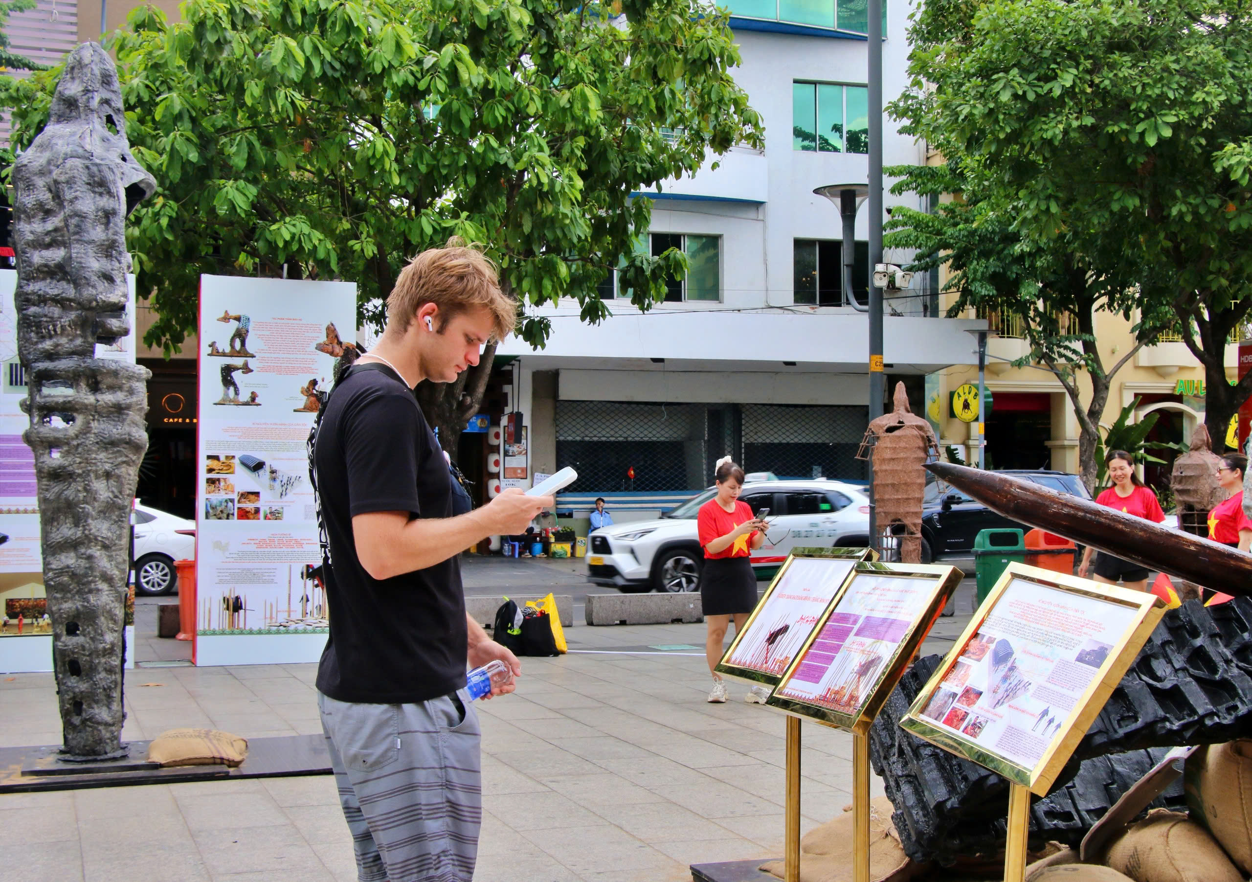 Ấn tượng triển l&atilde;m đi&ecirc;u khắc "Từ chiến thắng Bạch Đằng đến Đại thắng 30/4/1975"- Ảnh 13.