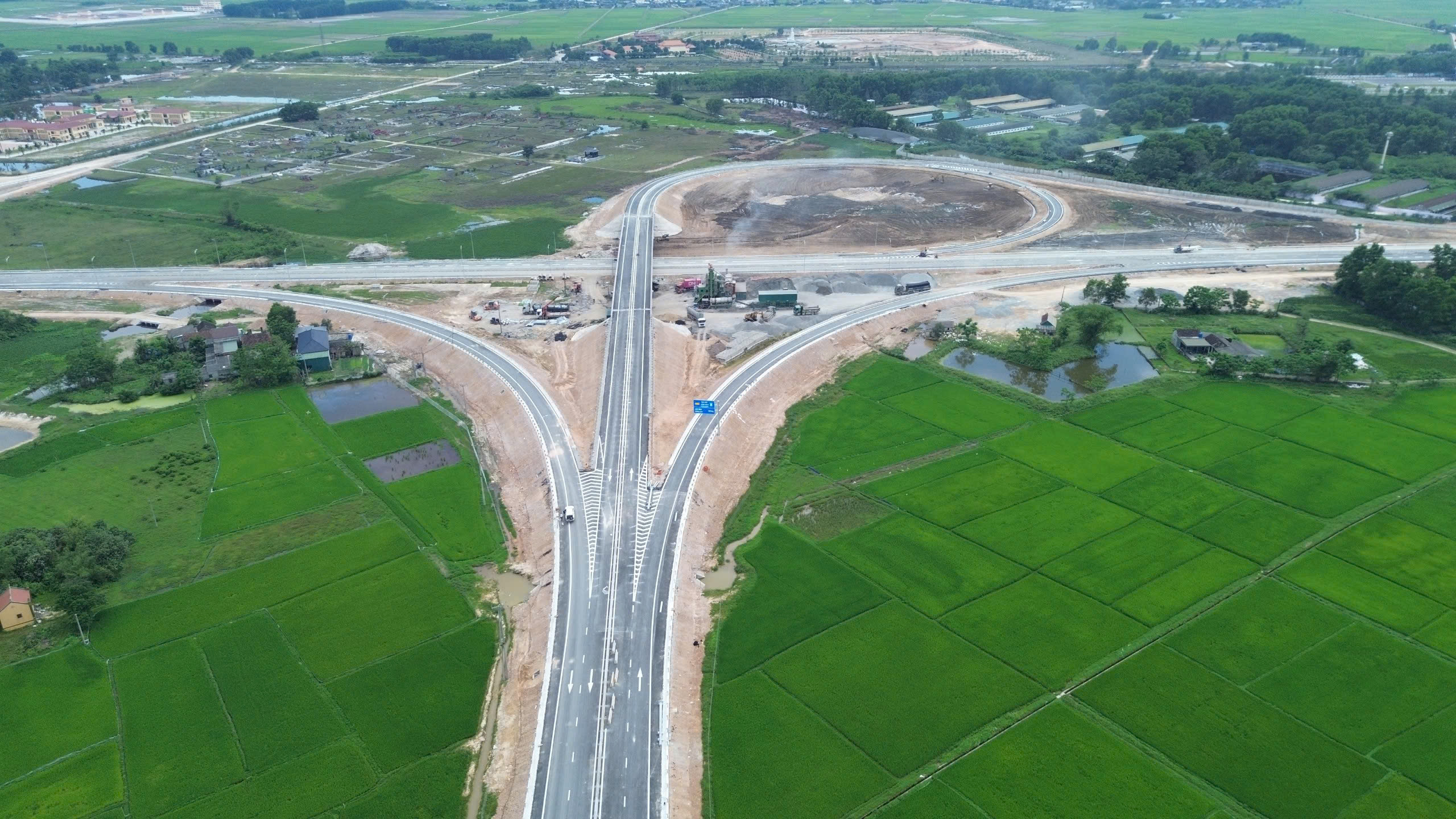 Đội nắng ho&agrave;n thiện cao tốc qua H&agrave; Tĩnh, đảm bảo th&ocirc;ng tuyến ng&agrave;y 28/4- Ảnh 5.