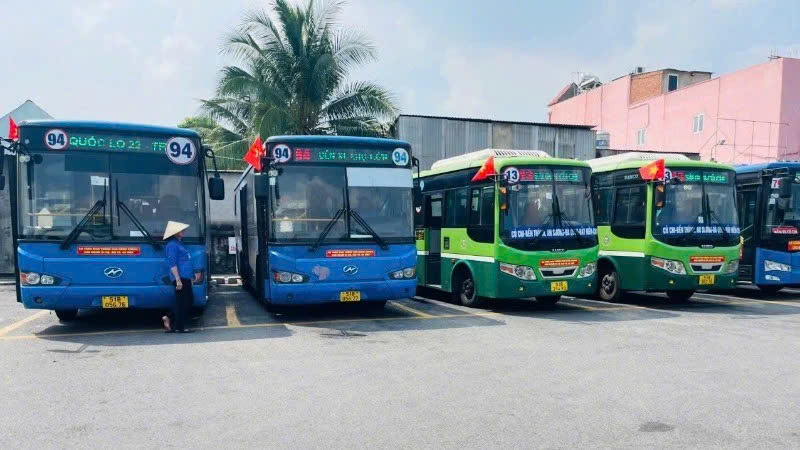 Xe bu&yacute;t TP.HCM đồng loạt treo cờ Tổ quốc ch&agrave;o mừng đại lễ 30/4- Ảnh 1.