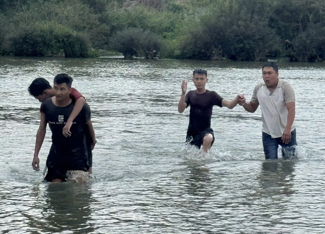 Du kh&aacute;ch dũng cảm lao ra d&ograve;ng nước xiết cứu nam sinh 16 tuổi- Ảnh 1.