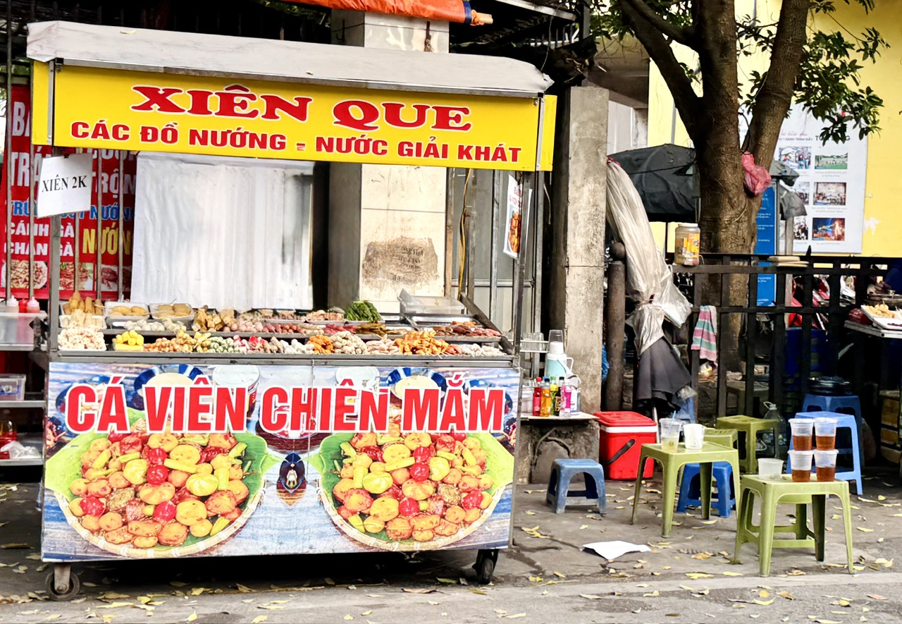 Thịt "xi&ecirc;n bẩn" 2.000 đồng tr&agrave;n đường phố, bủa v&acirc;y trường học- Ảnh 2.