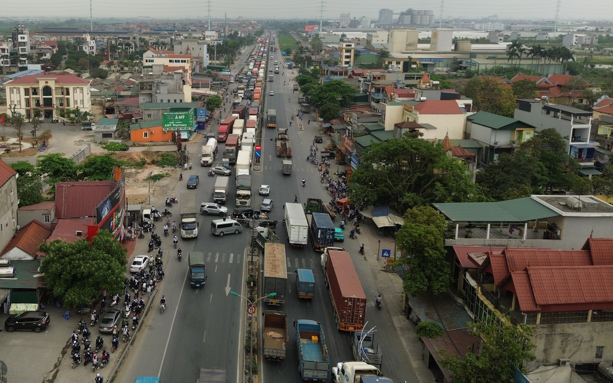 Hải Dương: Va chạm xe đầu kéo, con gái tử vong, cha bị thương- Ảnh 2. Cách nào giảm thiểu tai nạn trên quốc lộ 5 đoạn qua Hải Dương?