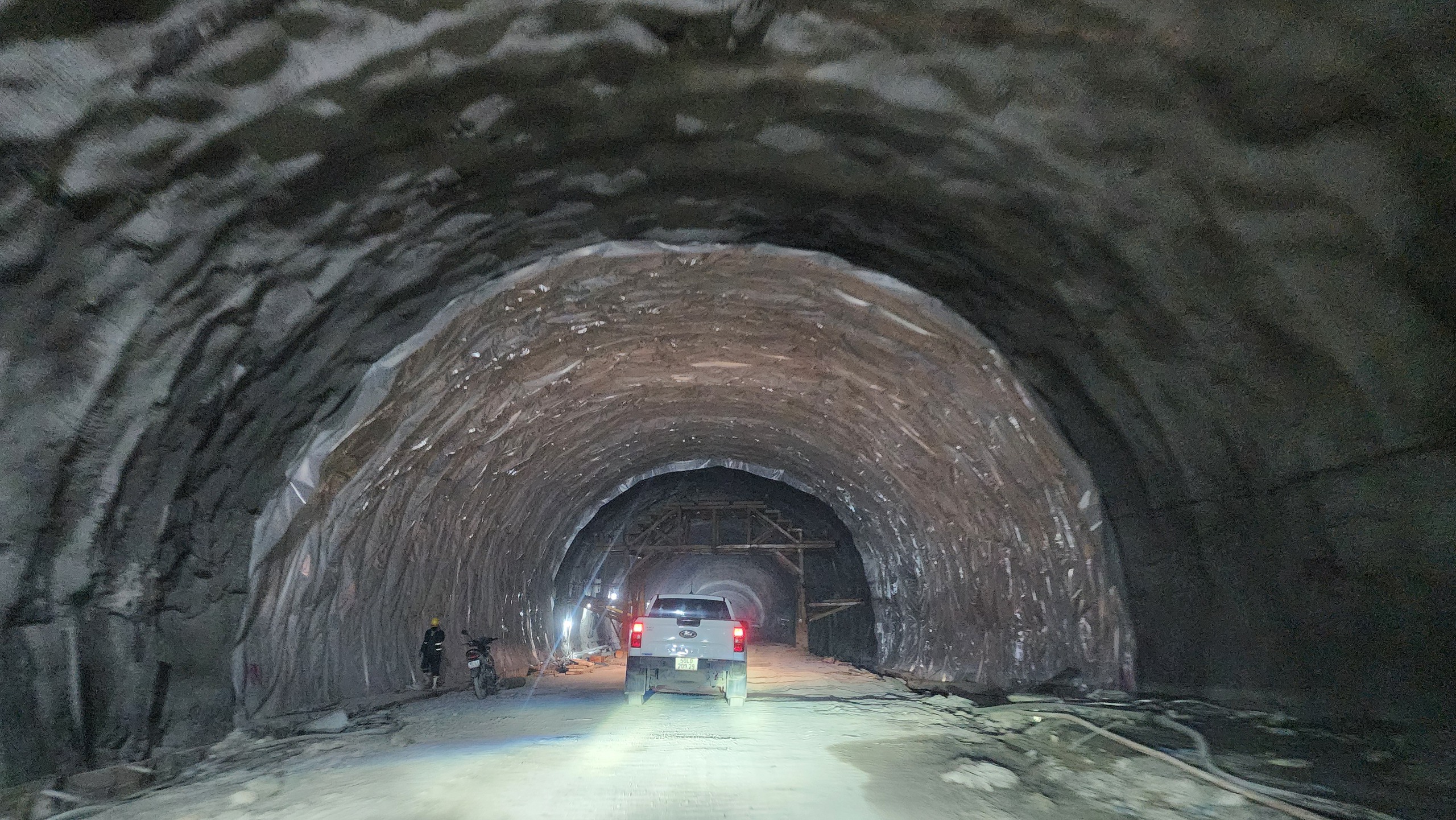 Chạy nước r&uacute;t th&ocirc;ng hầm d&agrave;i nhất cao tốc qua Quảng Ng&atilde;i trước lễ 30/4- Ảnh 10.