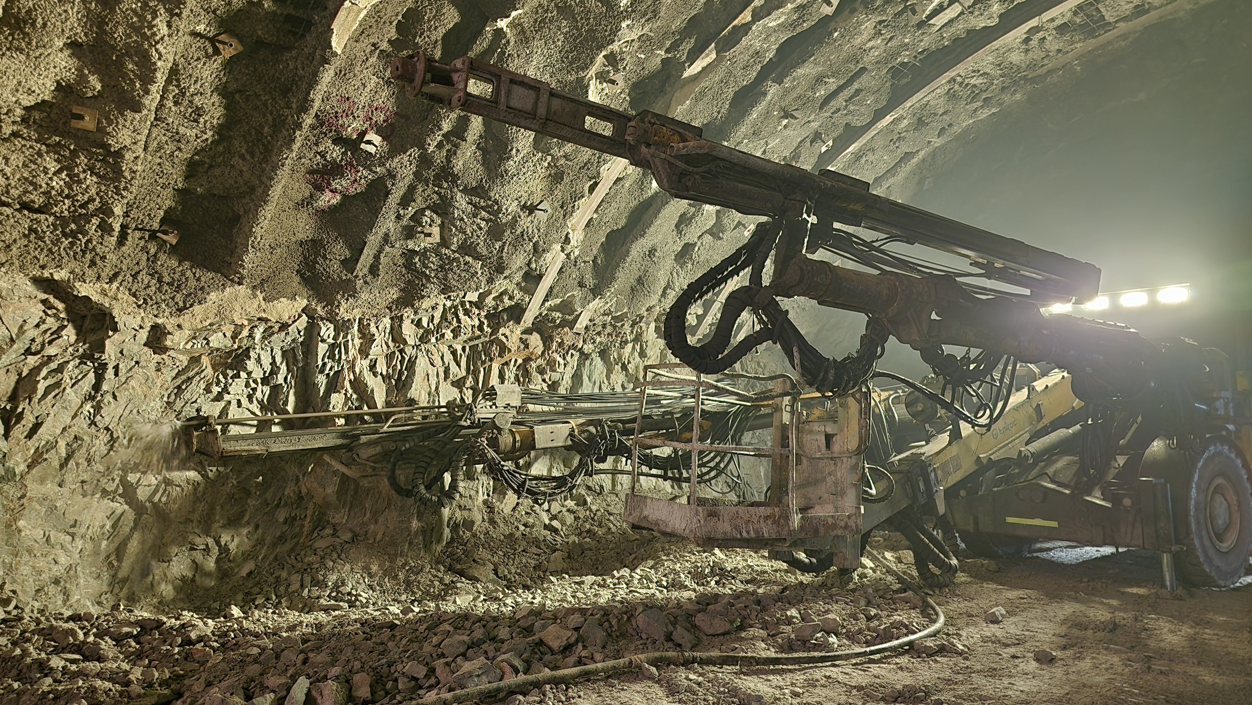 Chạy nước r&uacute;t th&ocirc;ng hầm d&agrave;i nhất cao tốc qua Quảng Ng&atilde;i trước lễ 30/4- Ảnh 2.