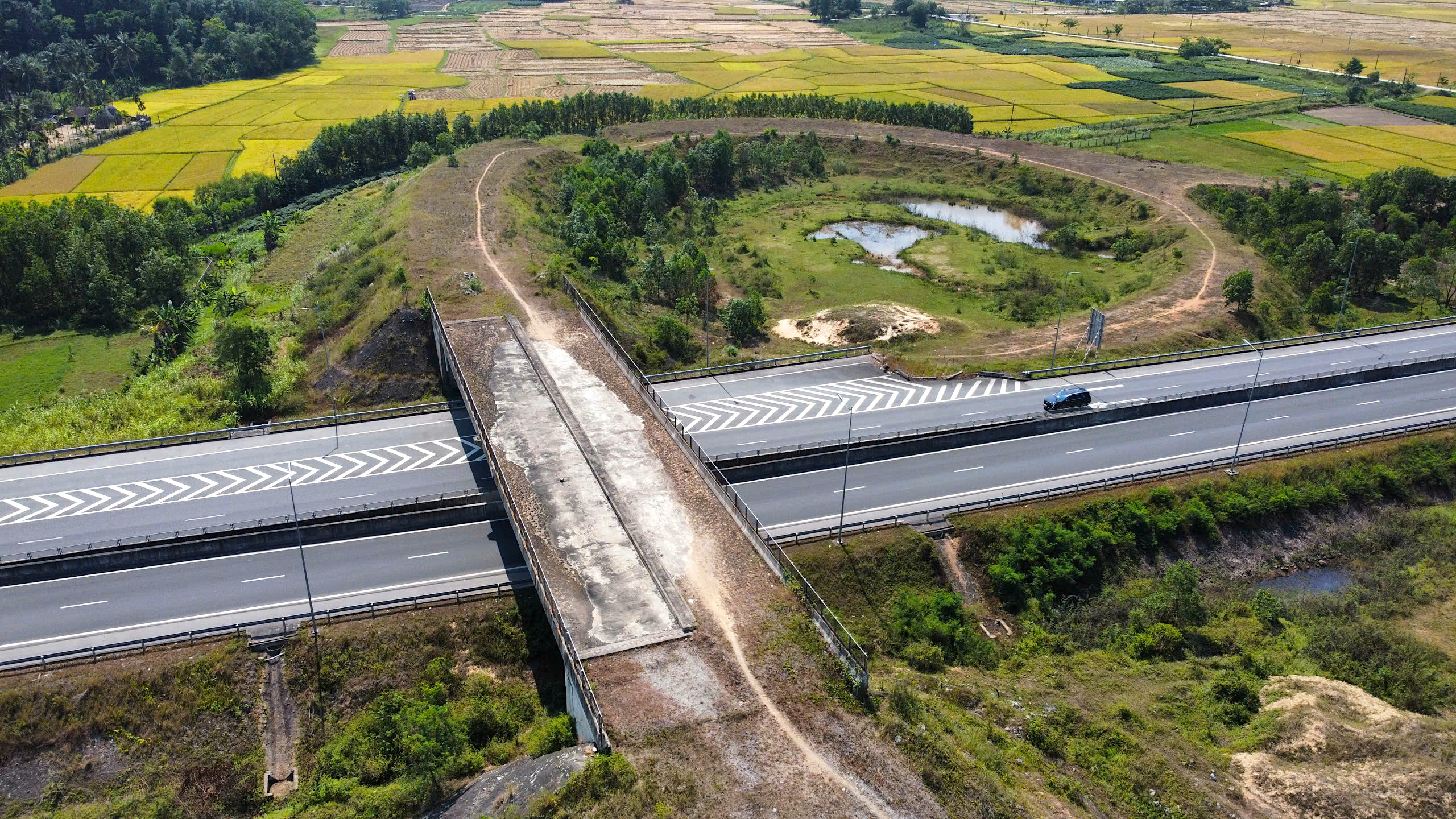 Tái khởi động nút giao trên cao tốc Đà Nẵng - Quảng Ngãi trong tháng 5- Ảnh 4. Tái khởi động nút giao trên cao tốc Đà Nẵng - Quảng Ngãi trong tháng 5- Ảnh 4.