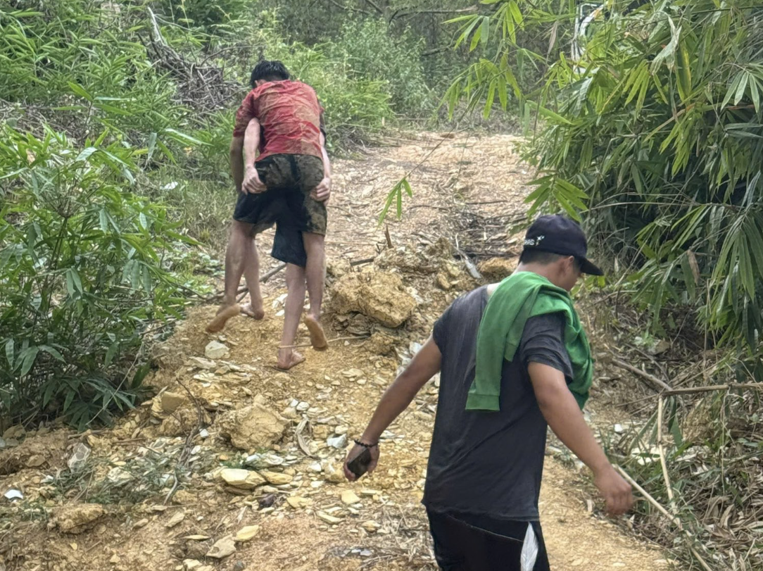 Du kh&aacute;ch dũng cảm lao ra d&ograve;ng nước xiết cứu nam sinh 16 tuổi- Ảnh 3.