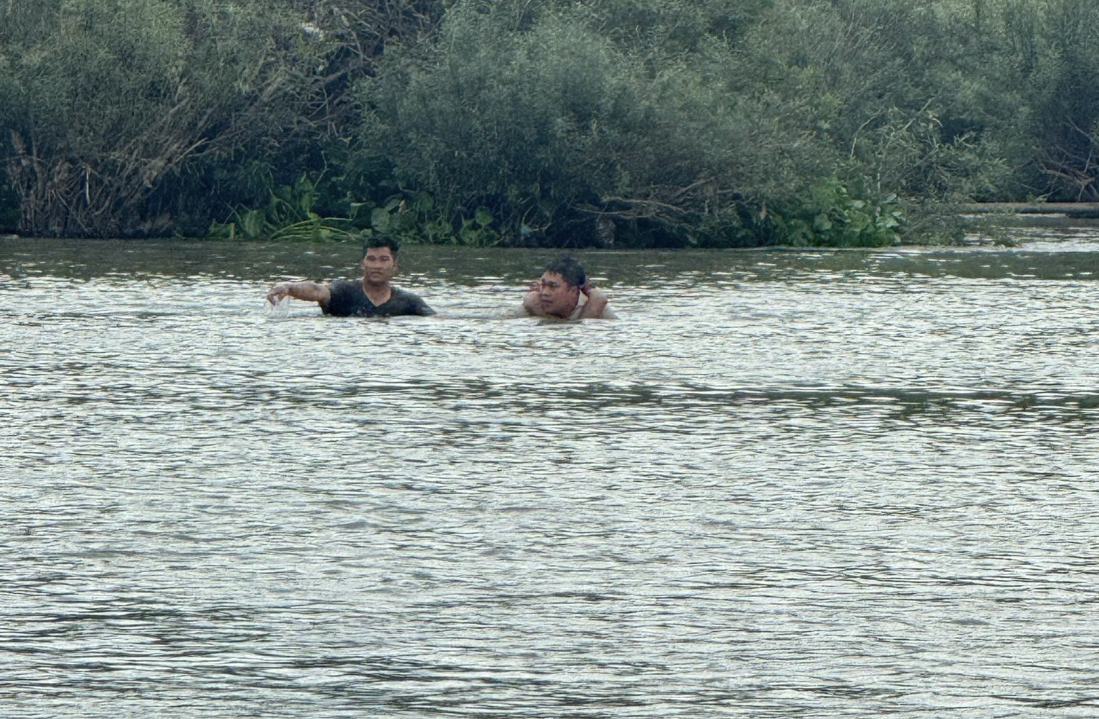 Du kh&aacute;ch dũng cảm lao ra d&ograve;ng nước xiết cứu nam sinh 16 tuổi- Ảnh 2.