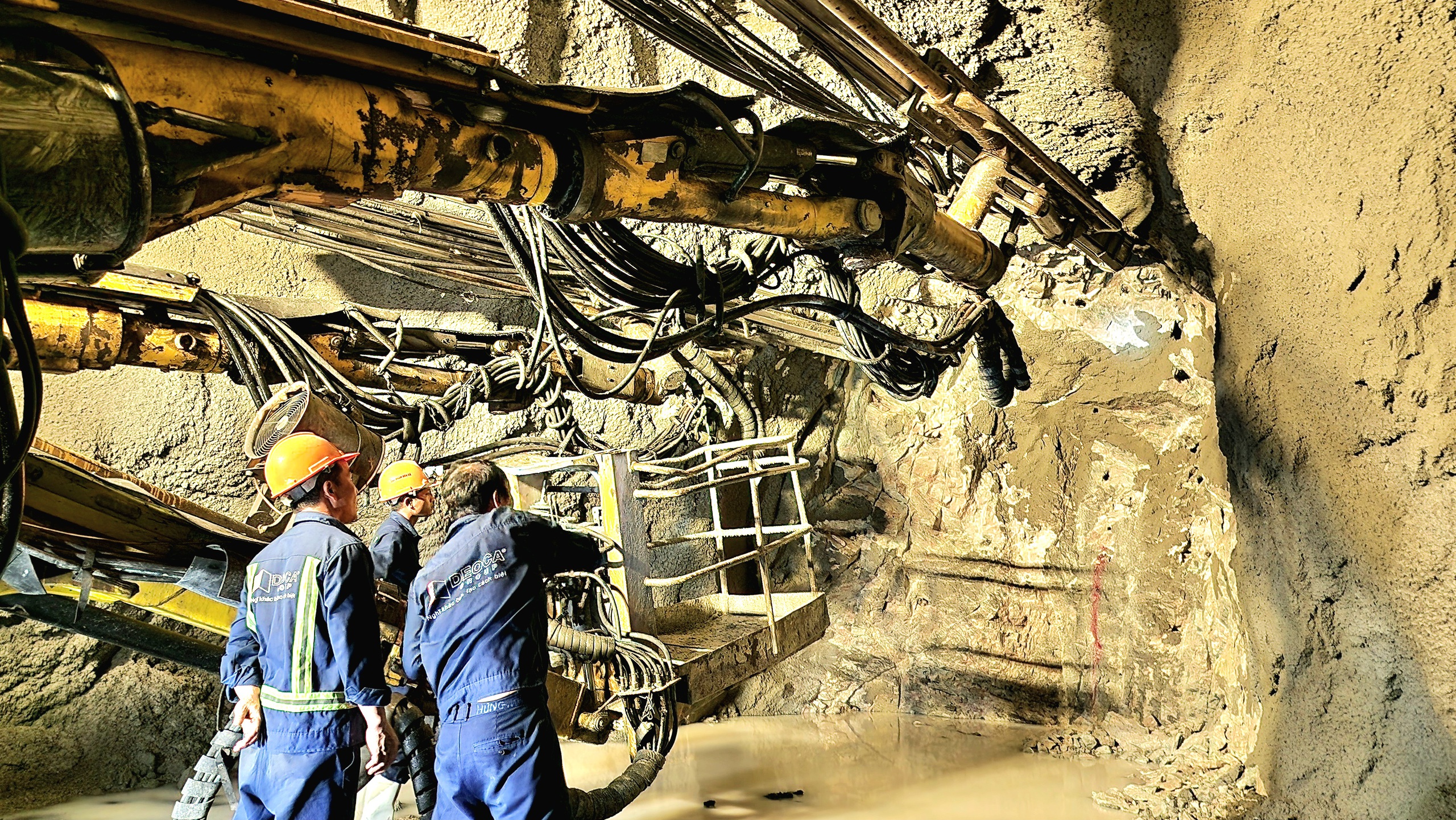 Chạy nước r&uacute;t th&ocirc;ng hầm d&agrave;i nhất cao tốc qua Quảng Ng&atilde;i trước lễ 30/4- Ảnh 7.