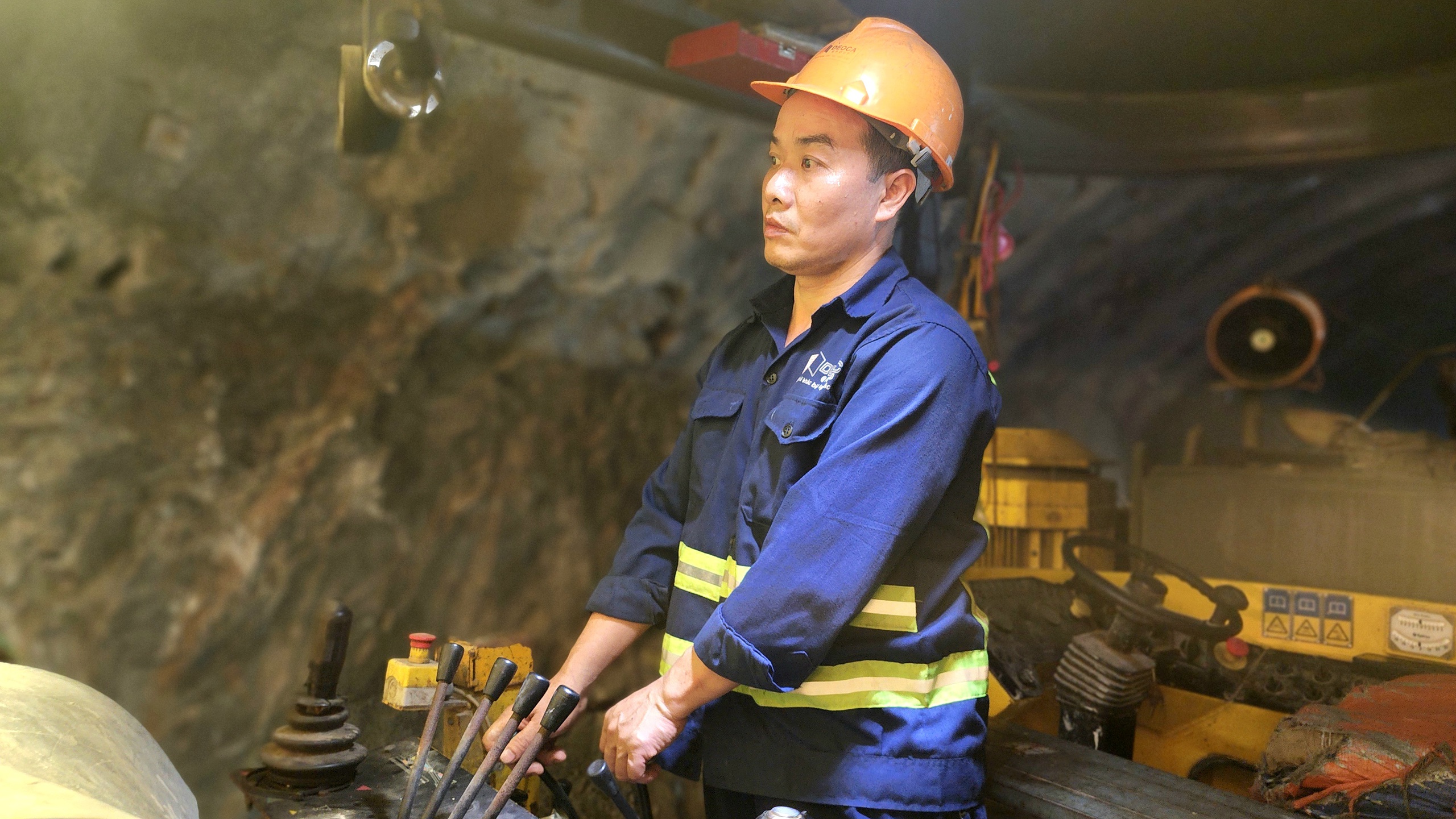 Chạy nước r&uacute;t th&ocirc;ng hầm d&agrave;i nhất cao tốc qua Quảng Ng&atilde;i trước lễ 30/4- Ảnh 5.