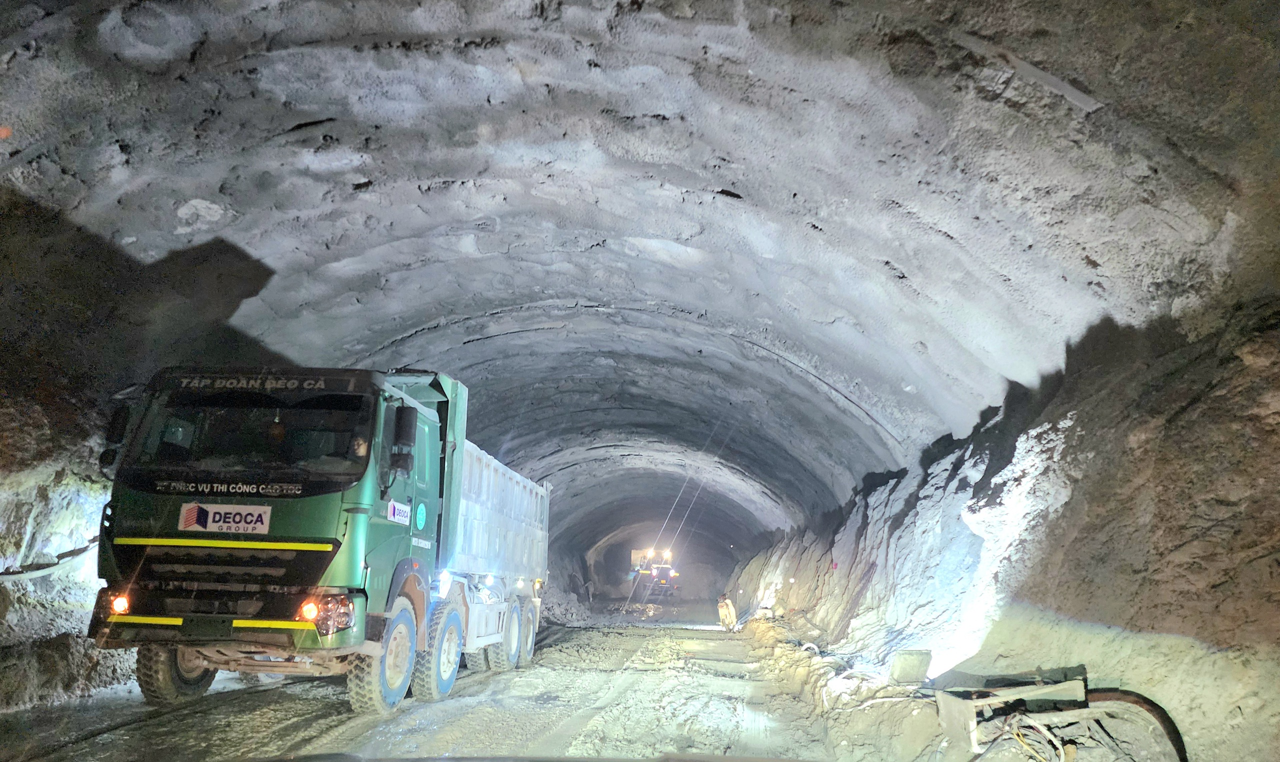 Chạy nước r&uacute;t th&ocirc;ng hầm d&agrave;i nhất cao tốc qua Quảng Ng&atilde;i trước lễ 30/4- Ảnh 9.